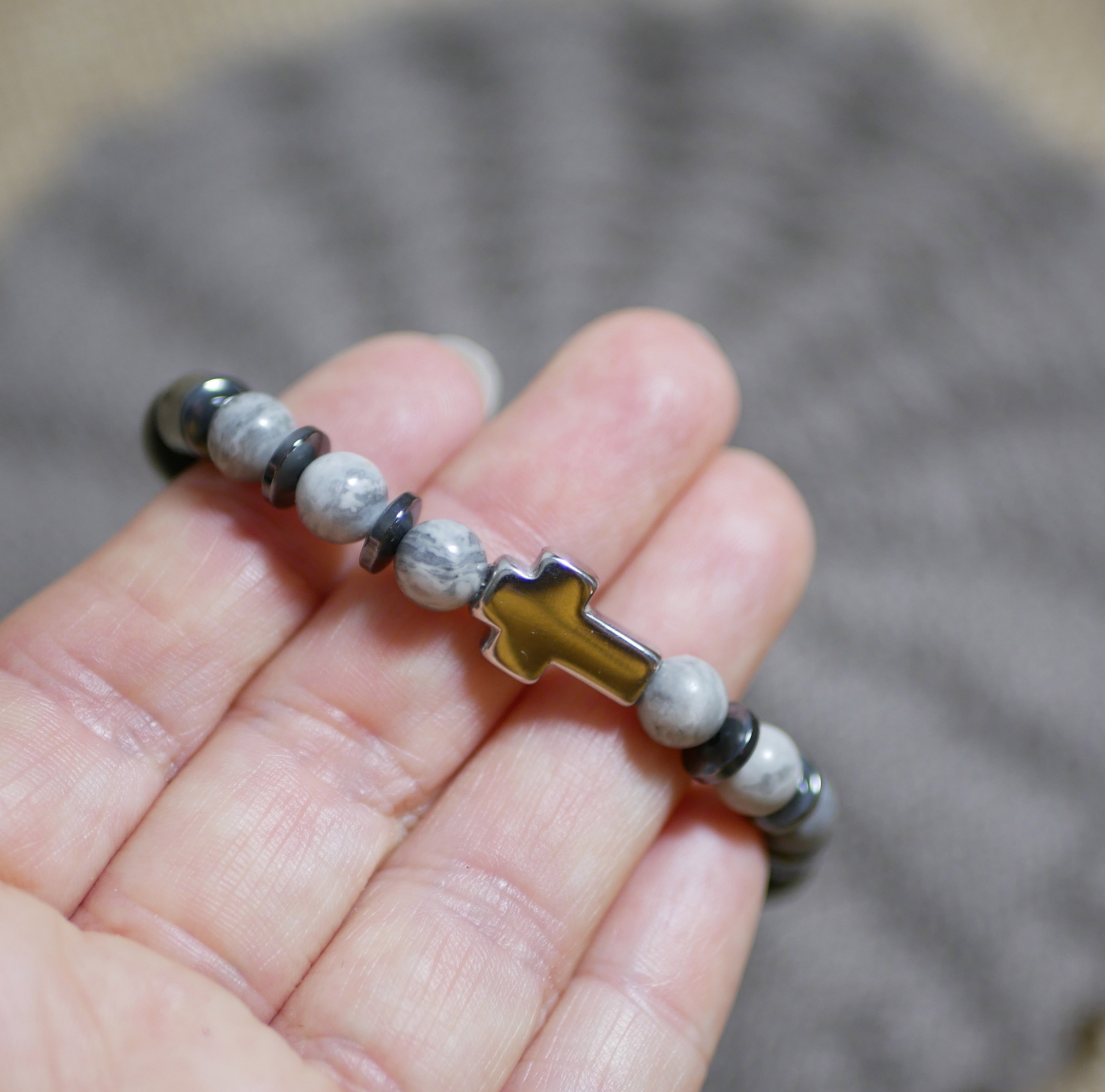 Bracelet homme avec croix et perles en hématite grise.