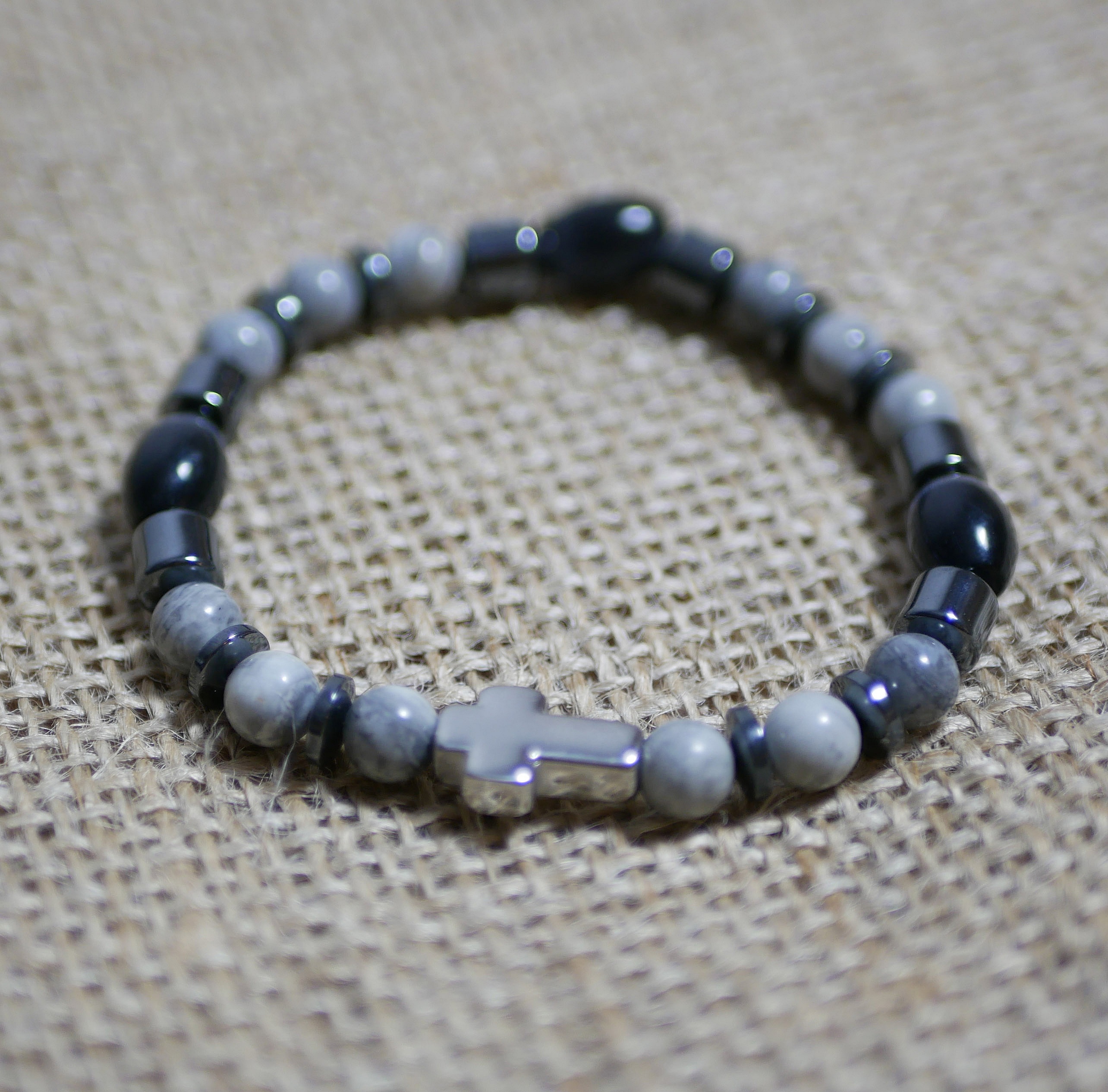 Bracelet homme avec croix et perles en hématite grise.