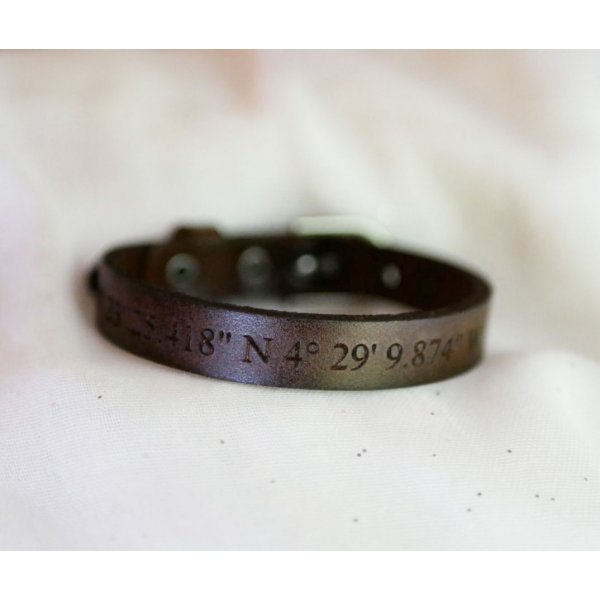 Pulsera de cuero grabada para hombre marr&oacute;n oscuro con hebilla plateada para personalizar