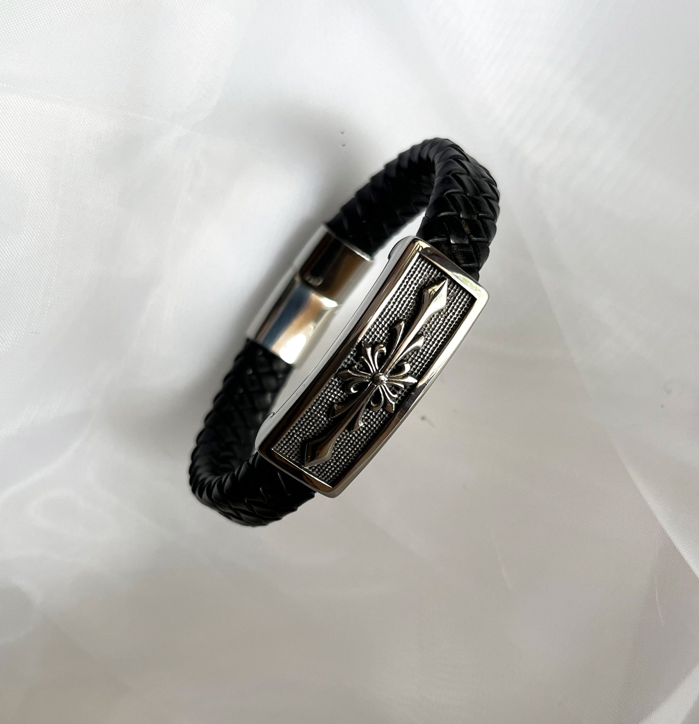 Bracelet homme cuir noir tress&eacute; d&eacute;cor croix stylis&eacute;e