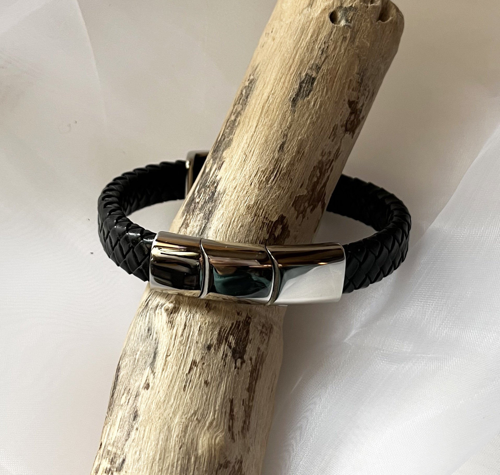 Bracelet homme cuir noir tress&eacute; d&eacute;cor croix stylis&eacute;e