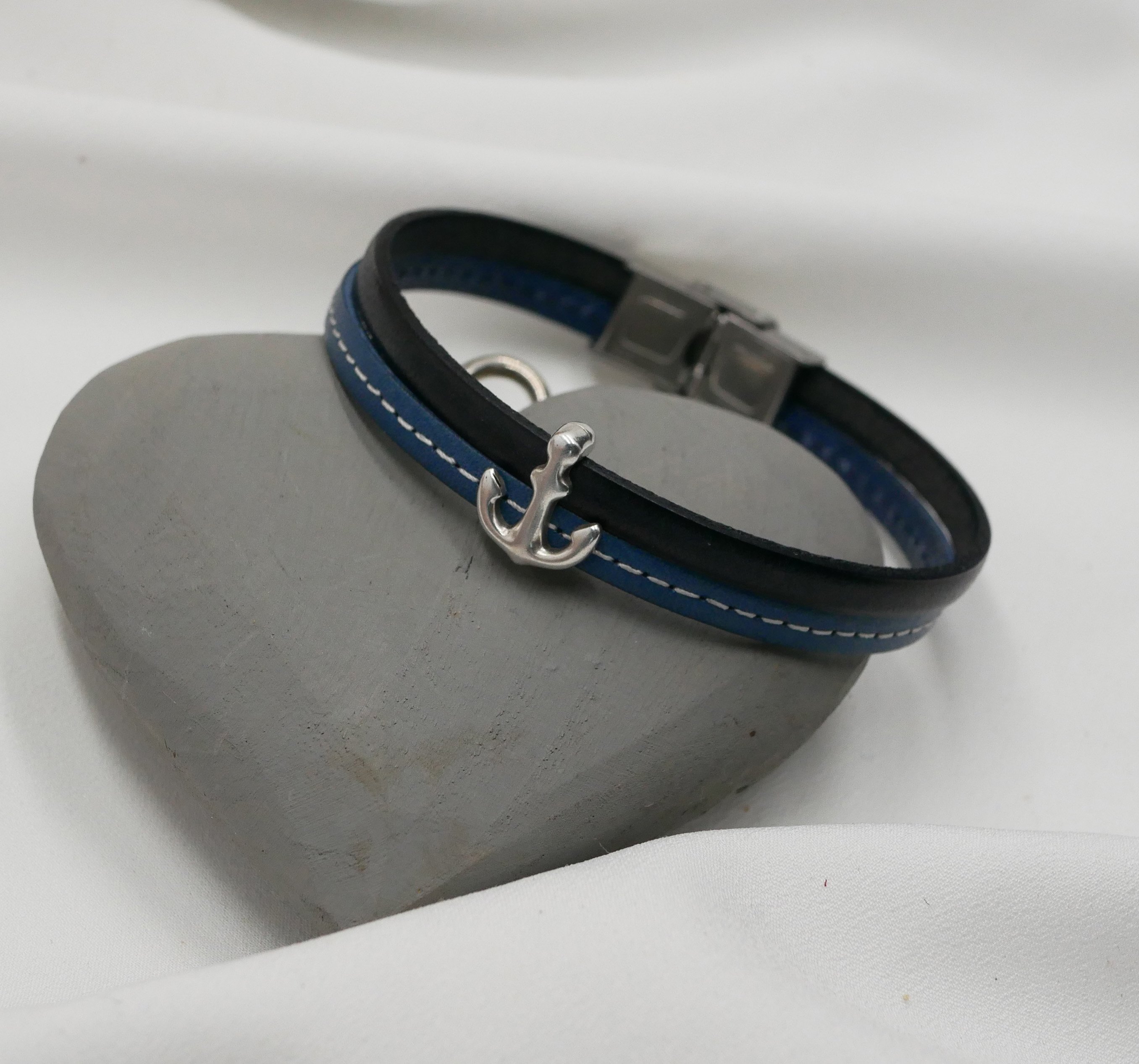 Pulsera de caballero de cuero azul d&uacute;o con pespuntes Ancla azul marino personalizable 