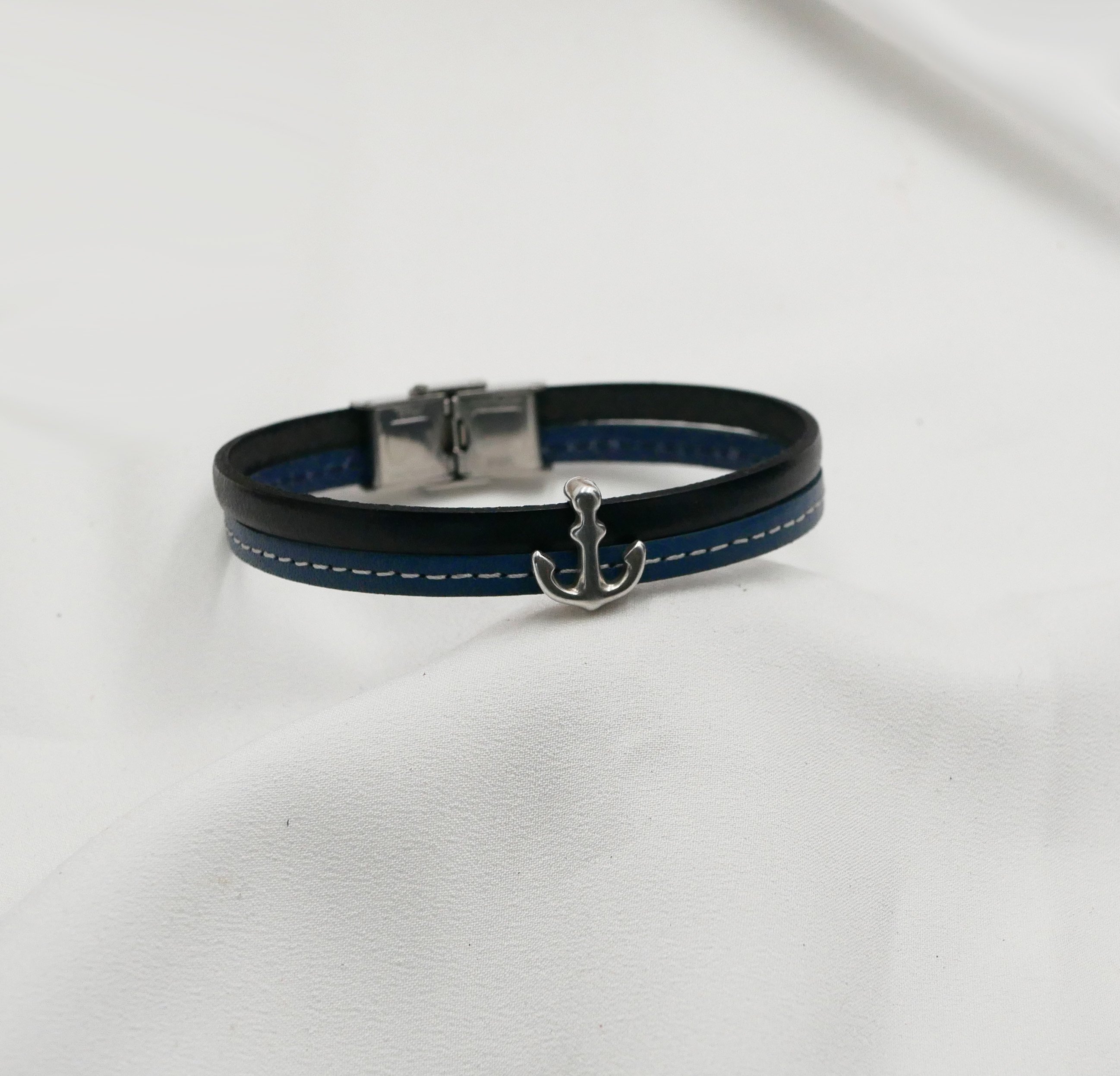 Pulsera de caballero de cuero azul d&uacute;o con pespuntes Ancla azul marino personalizable 