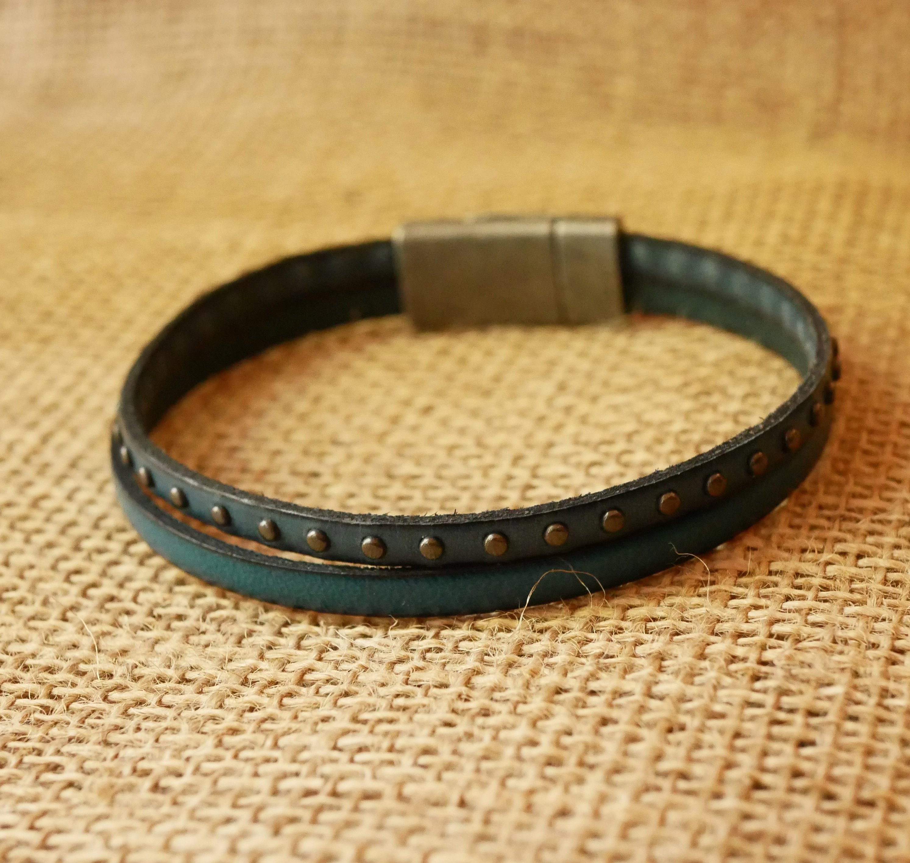 Pulsera dúo de cuero azul para hombre con tachuelas