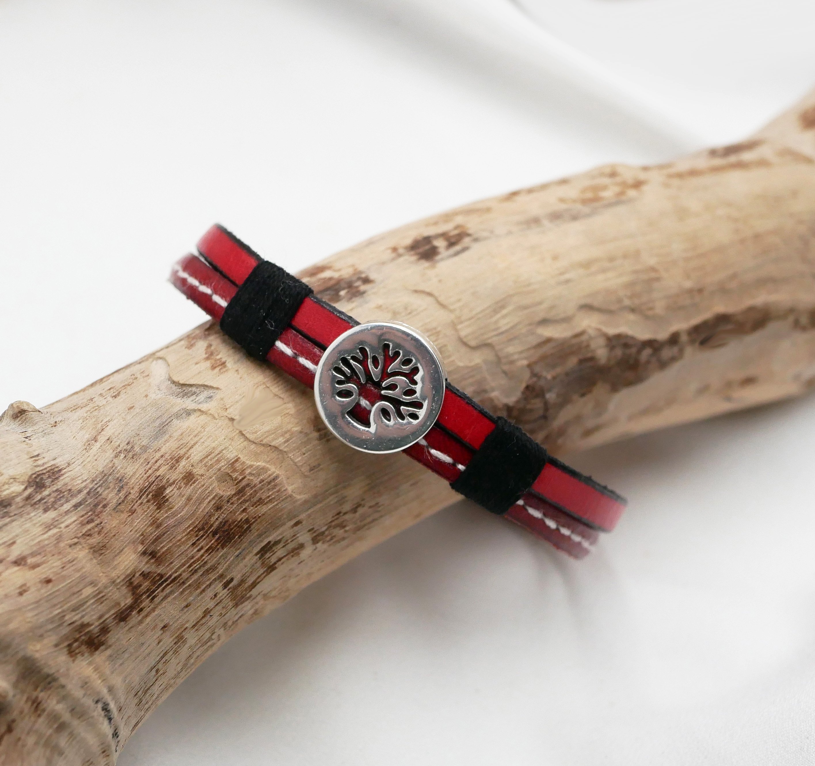 Pulsera para hombre en d&uacute;o de cuero rojo con pespuntes &Aacute;rbol de la vida personalizable 