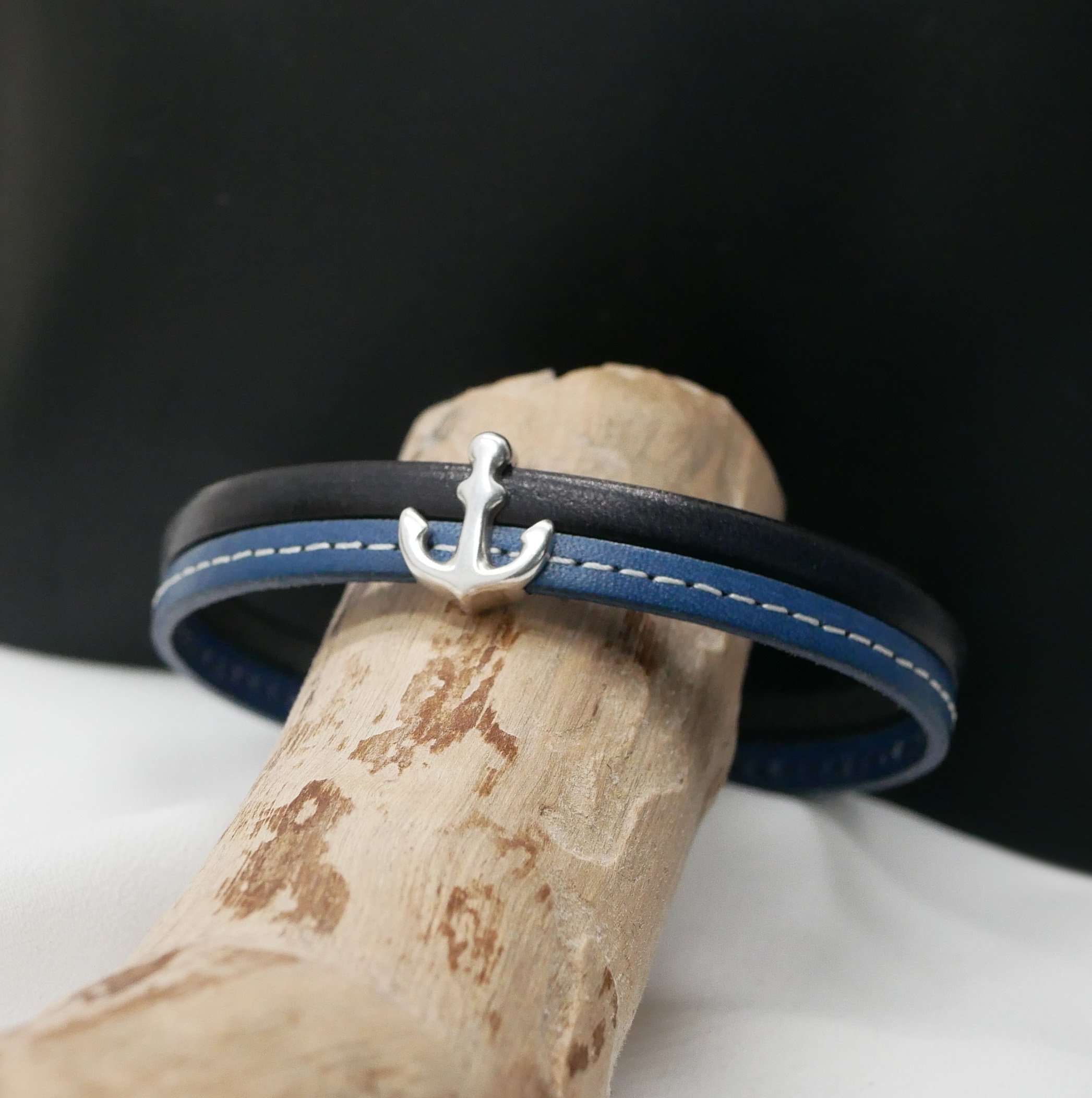 Pulsera de caballero de cuero azul d&uacute;o con pespuntes Ancla azul marino personalizable 