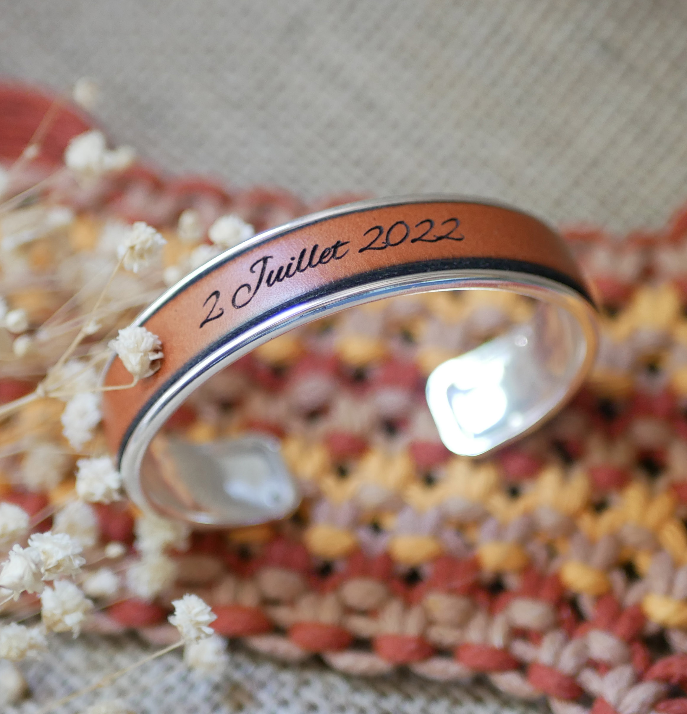 Pulsera de cuero personalizada mediante grabado