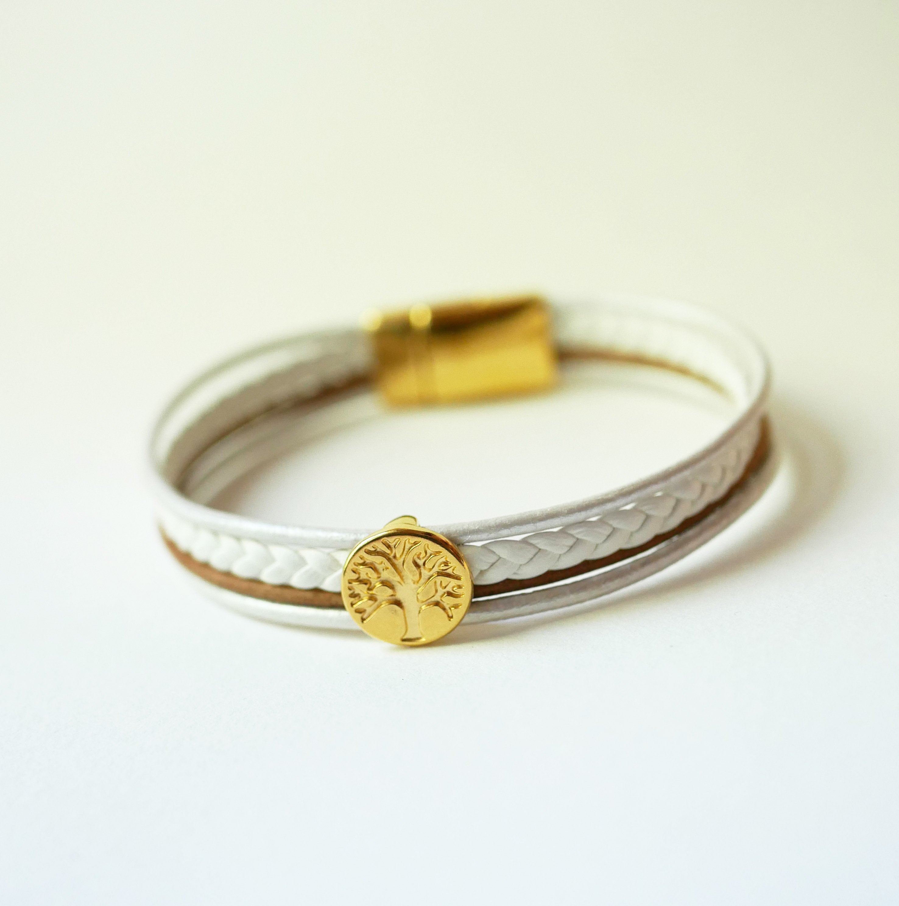 Pulsera de cuero blanco y dorado con cabuj&oacute;n del &Aacute;rbol de la Vida