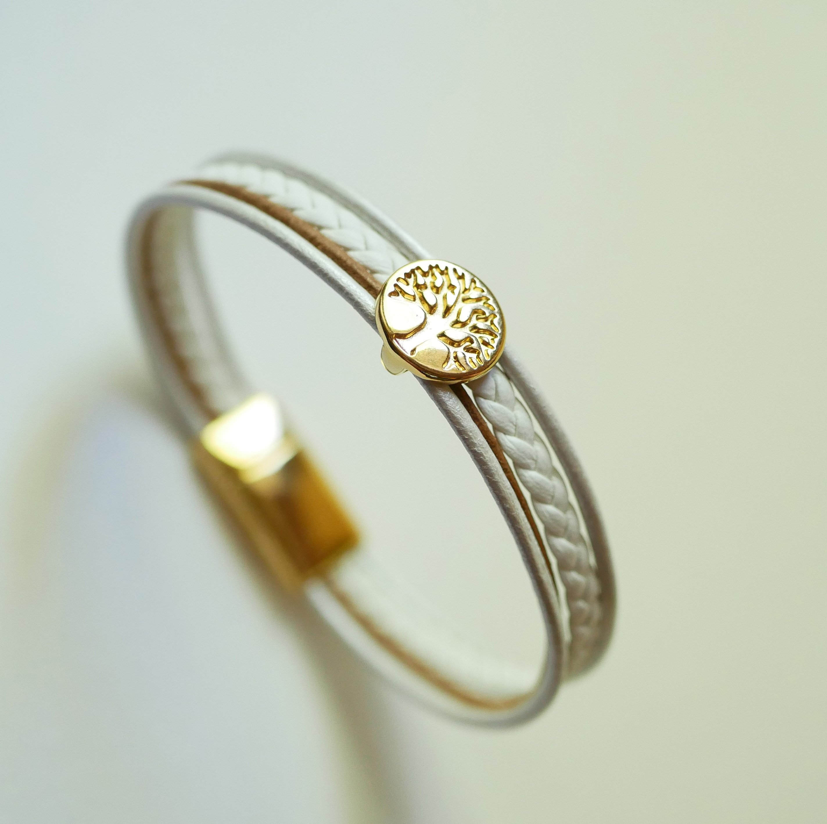 Pulsera de cuero blanco y dorado con cabuj&oacute;n del &Aacute;rbol de la Vida