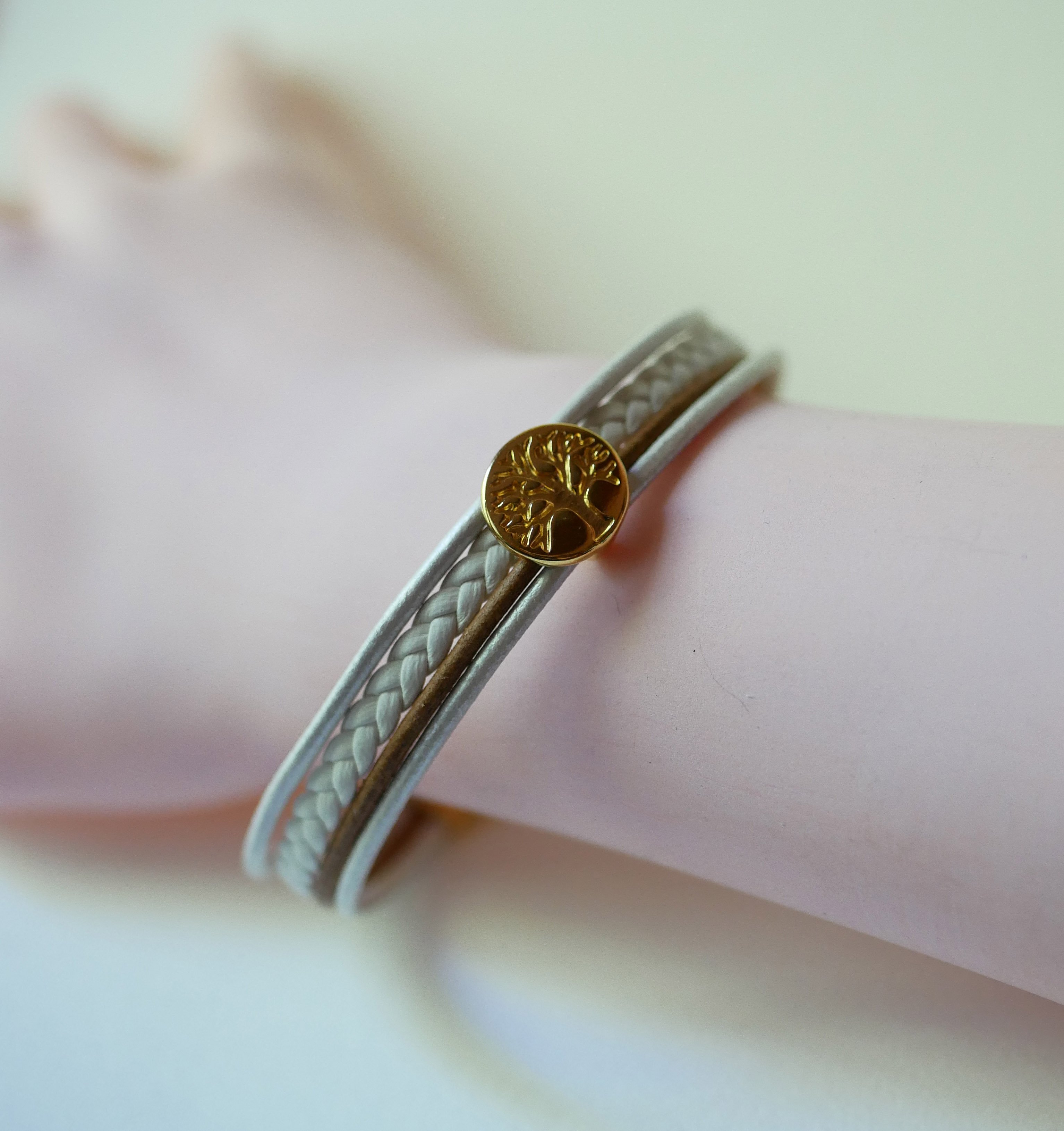 Pulsera de cuero blanco y dorado con cabuj&oacute;n del &Aacute;rbol de la Vida