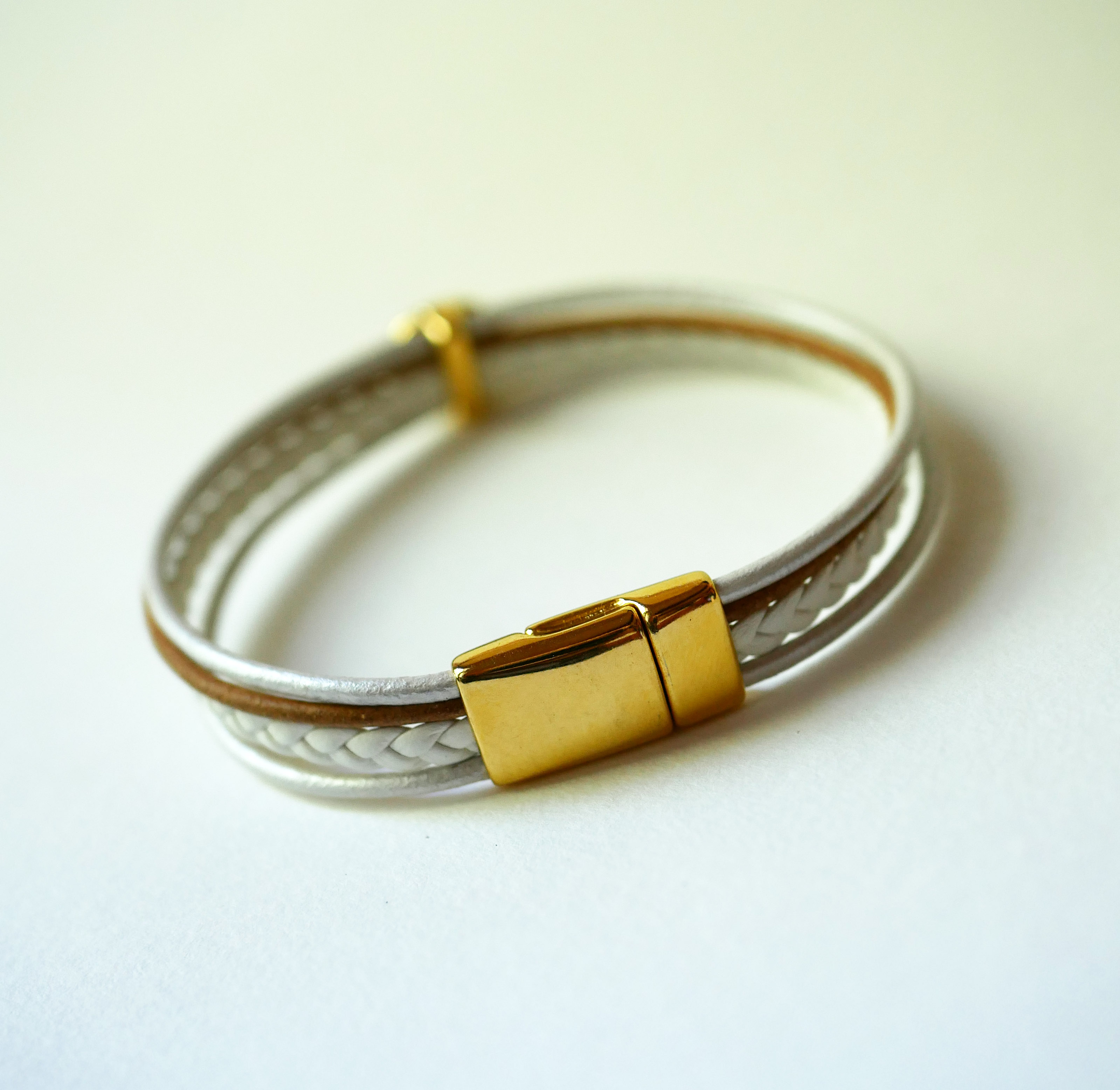 Pulsera de cuero blanco y dorado con cabujón del Árbol de la Vida