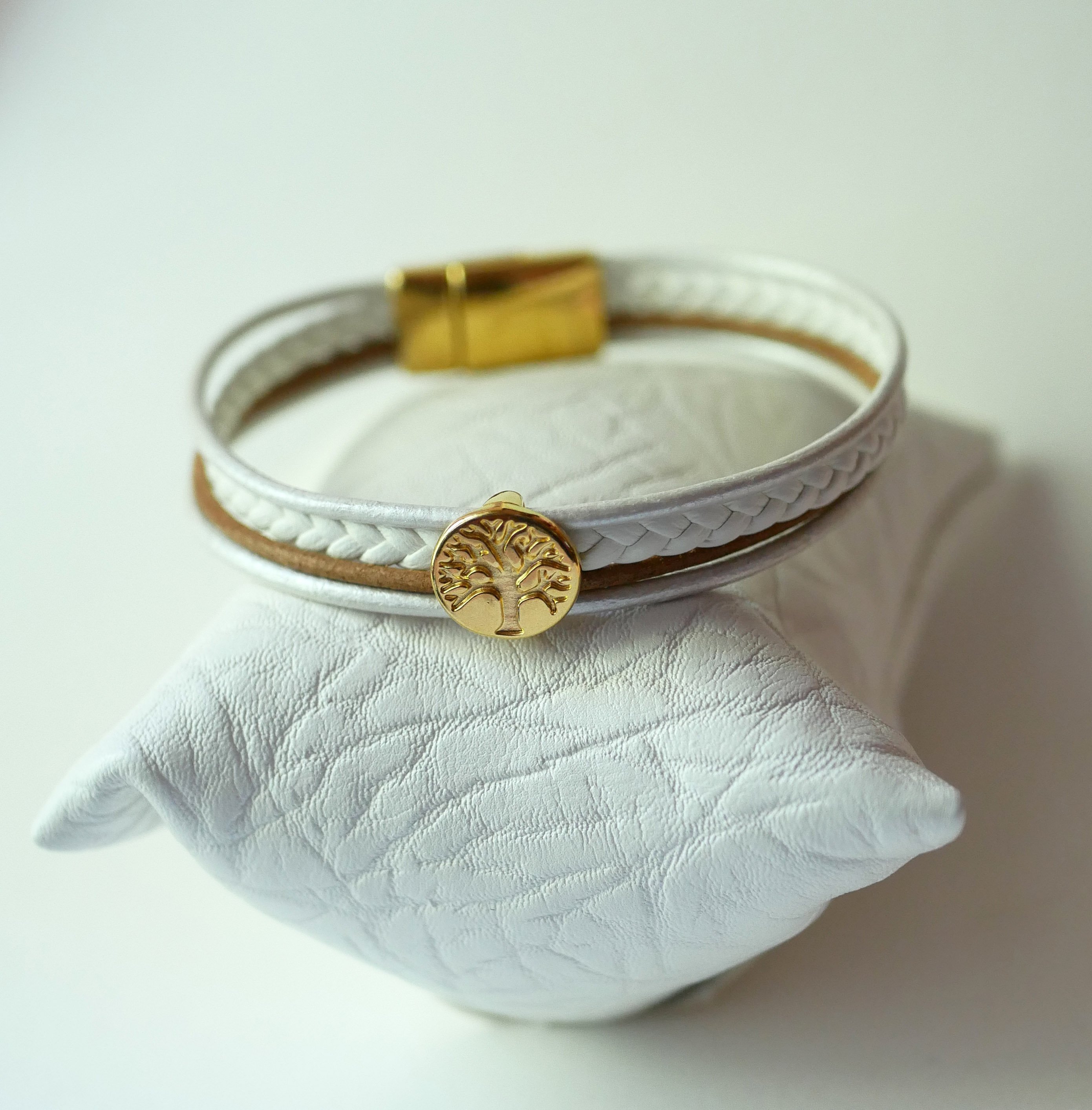 Pulsera de cuero blanco y dorado con cabuj&oacute;n del &Aacute;rbol de la Vida