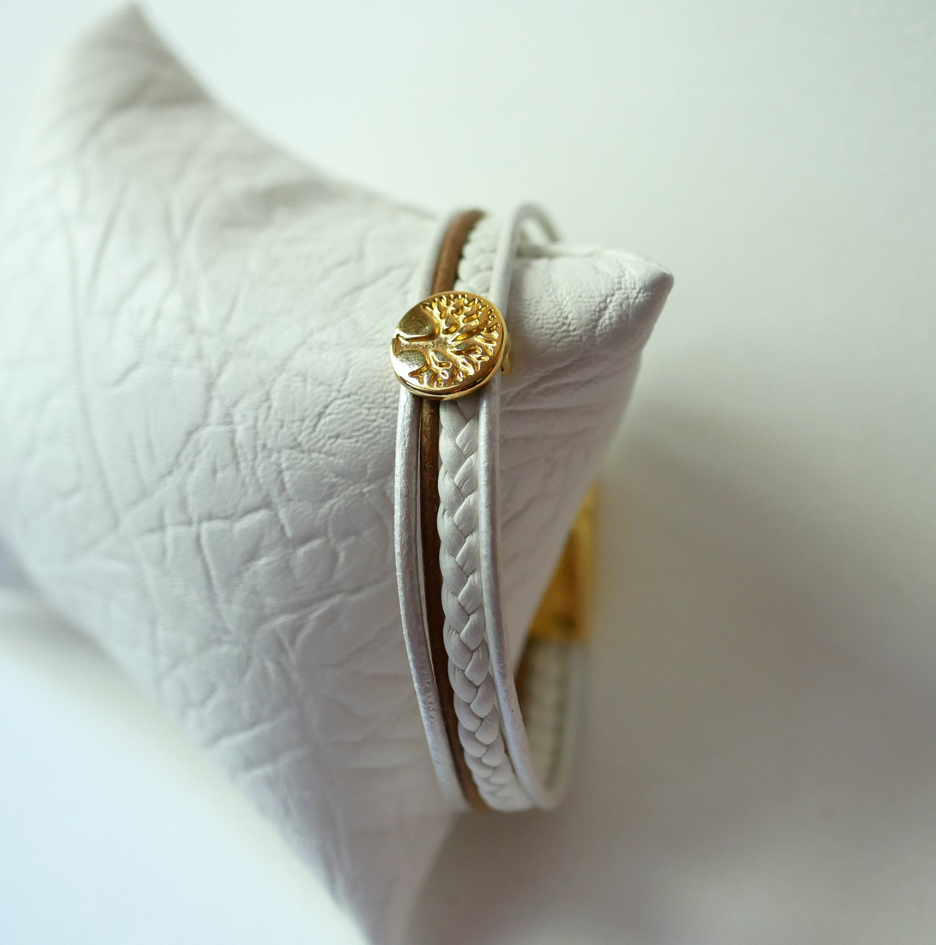 Pulsera de cuero blanco y dorado con cabuj&oacute;n del &Aacute;rbol de la Vida