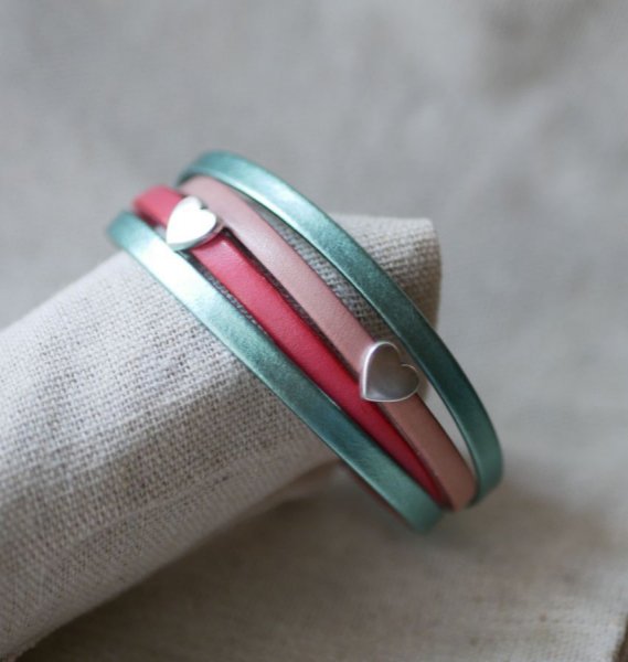 Pulsera de cuero con corazones para personalizar 