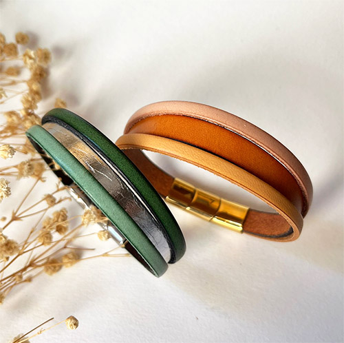 Pulsera brazalete de cuero bicolor para mujer con mensaje grabado oculto