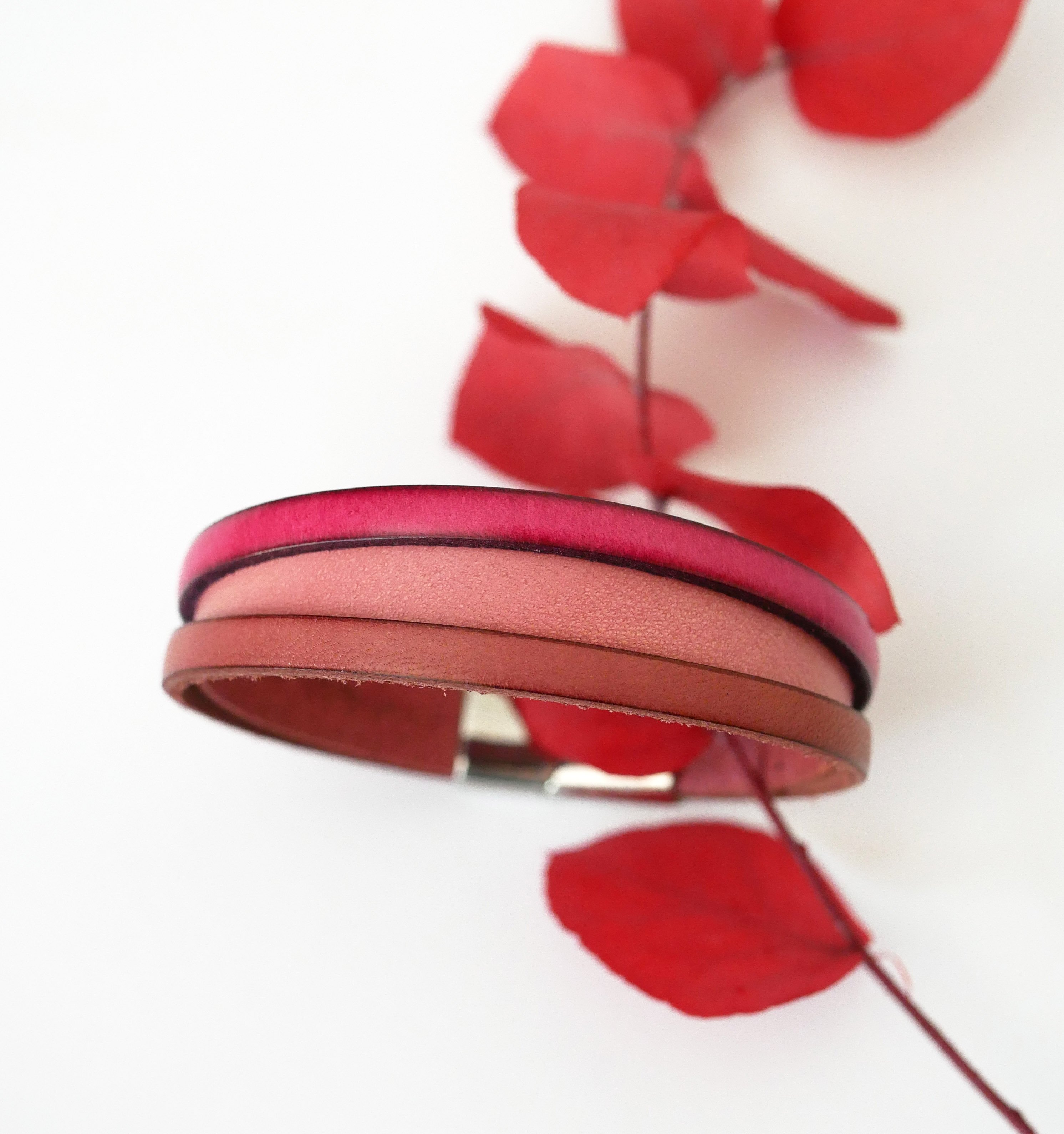 Pulsera brazalete de cuero bicolor para mujer con mensaje grabado oculto