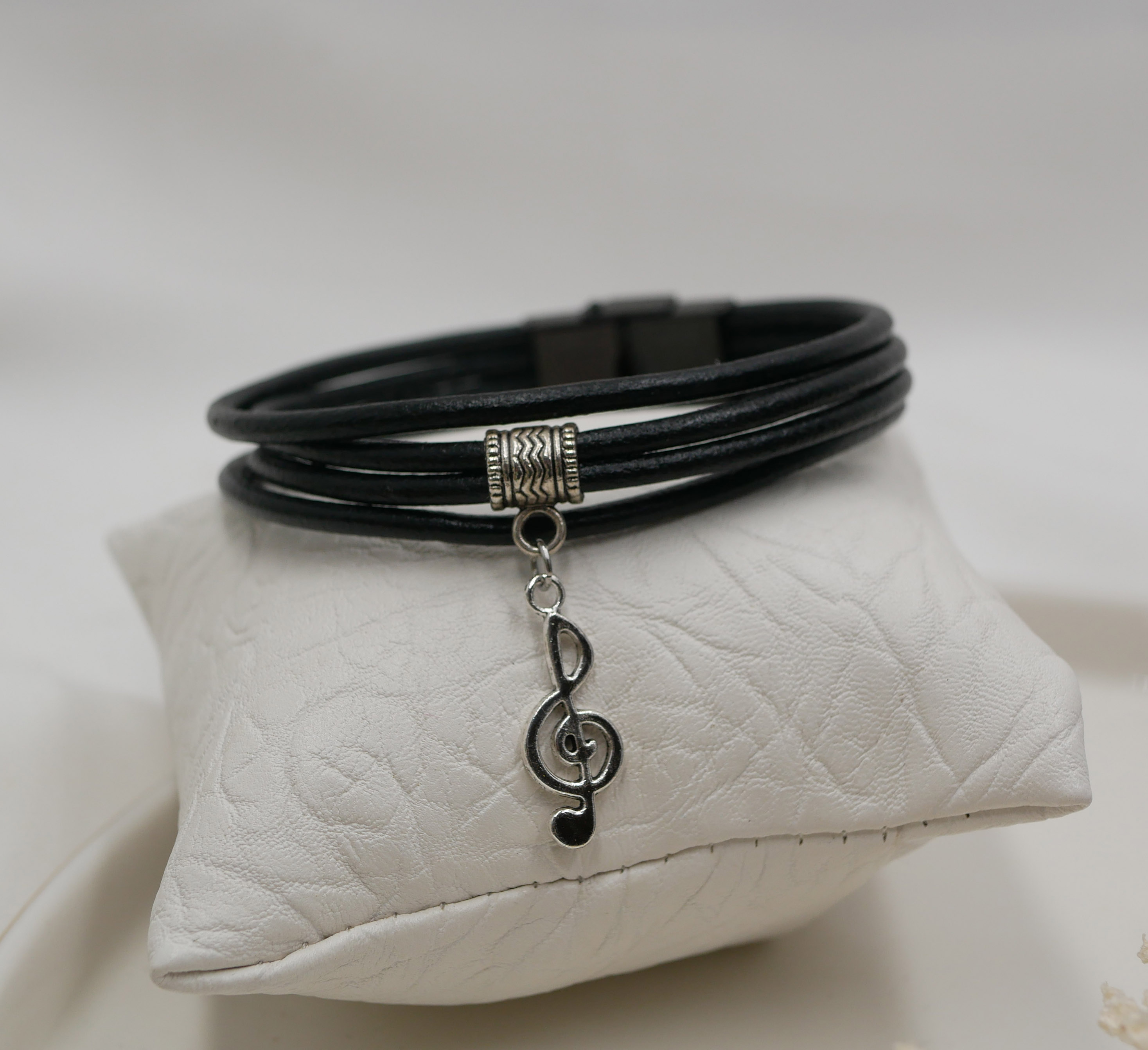 Pulsera de cuero negro con colgante de plata a elegir