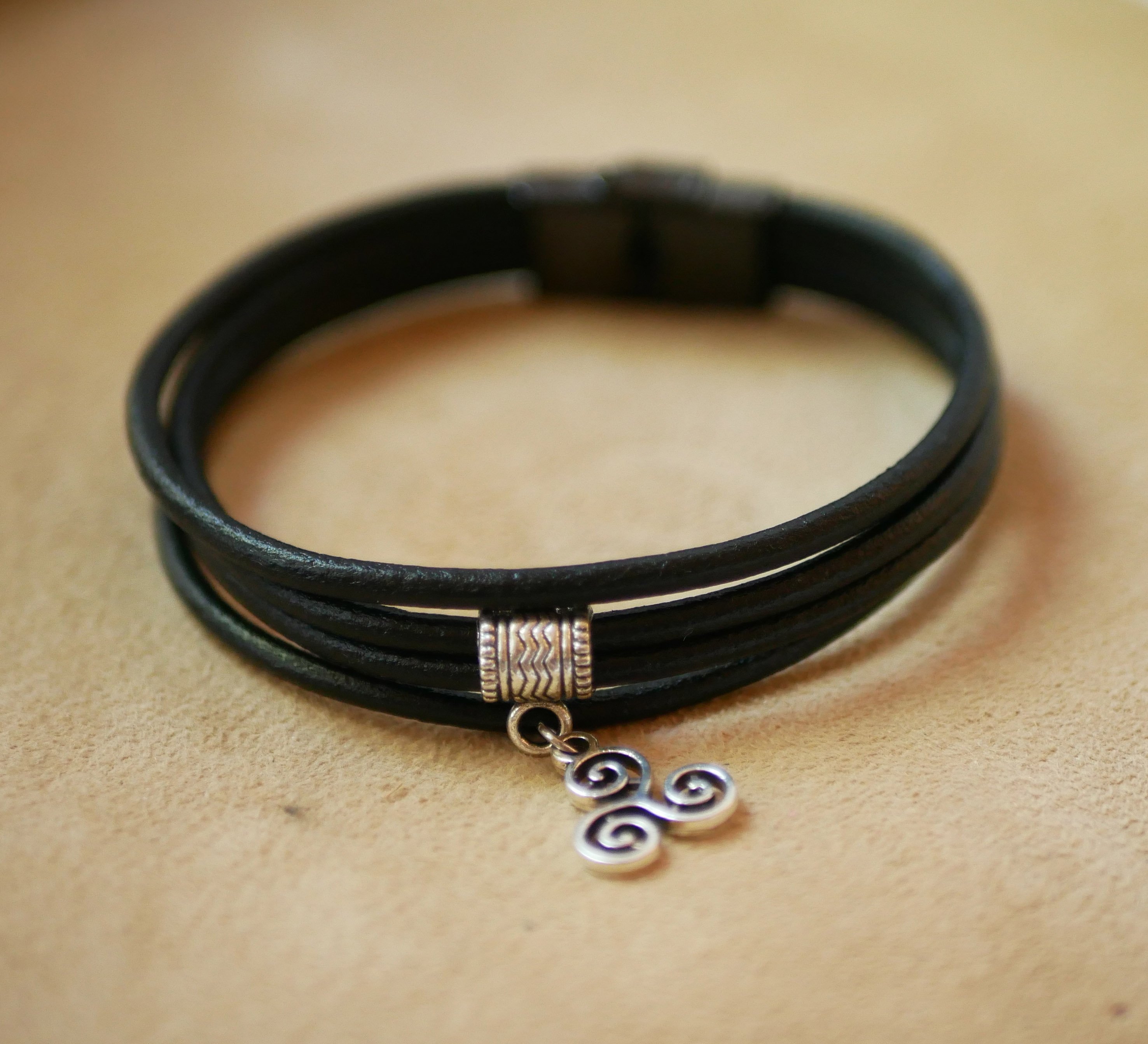 Pulsera de cuero negro con colgante de plata a elegir