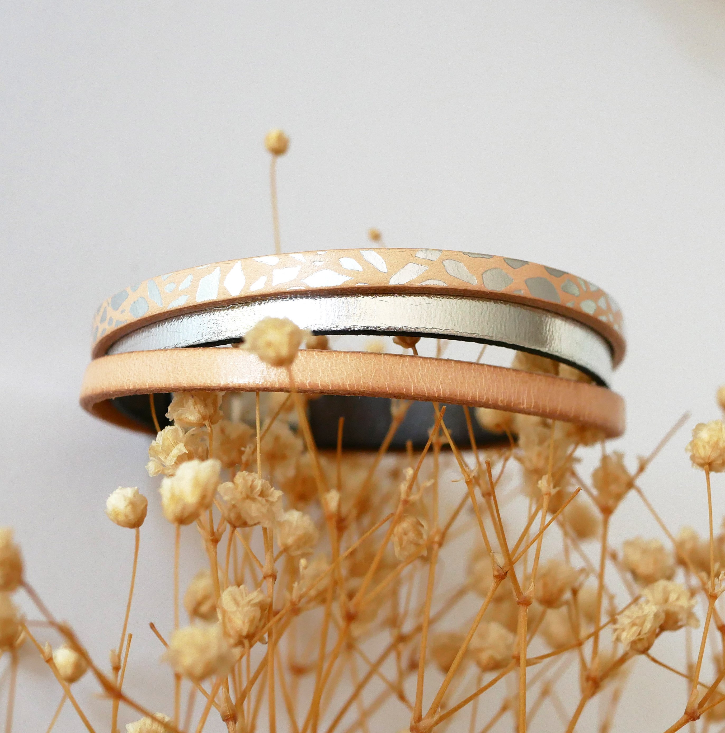 Pulsera brazalete de mujer en cuero natural y plata 