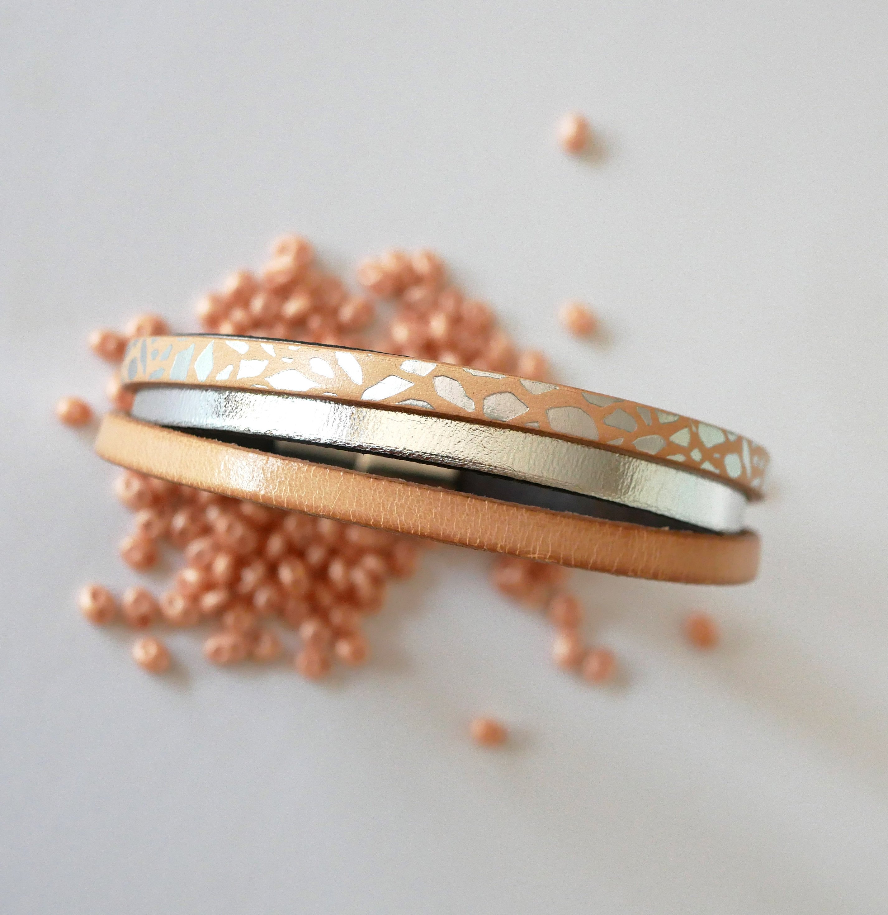 Pulsera brazalete de mujer en cuero natural y plata 