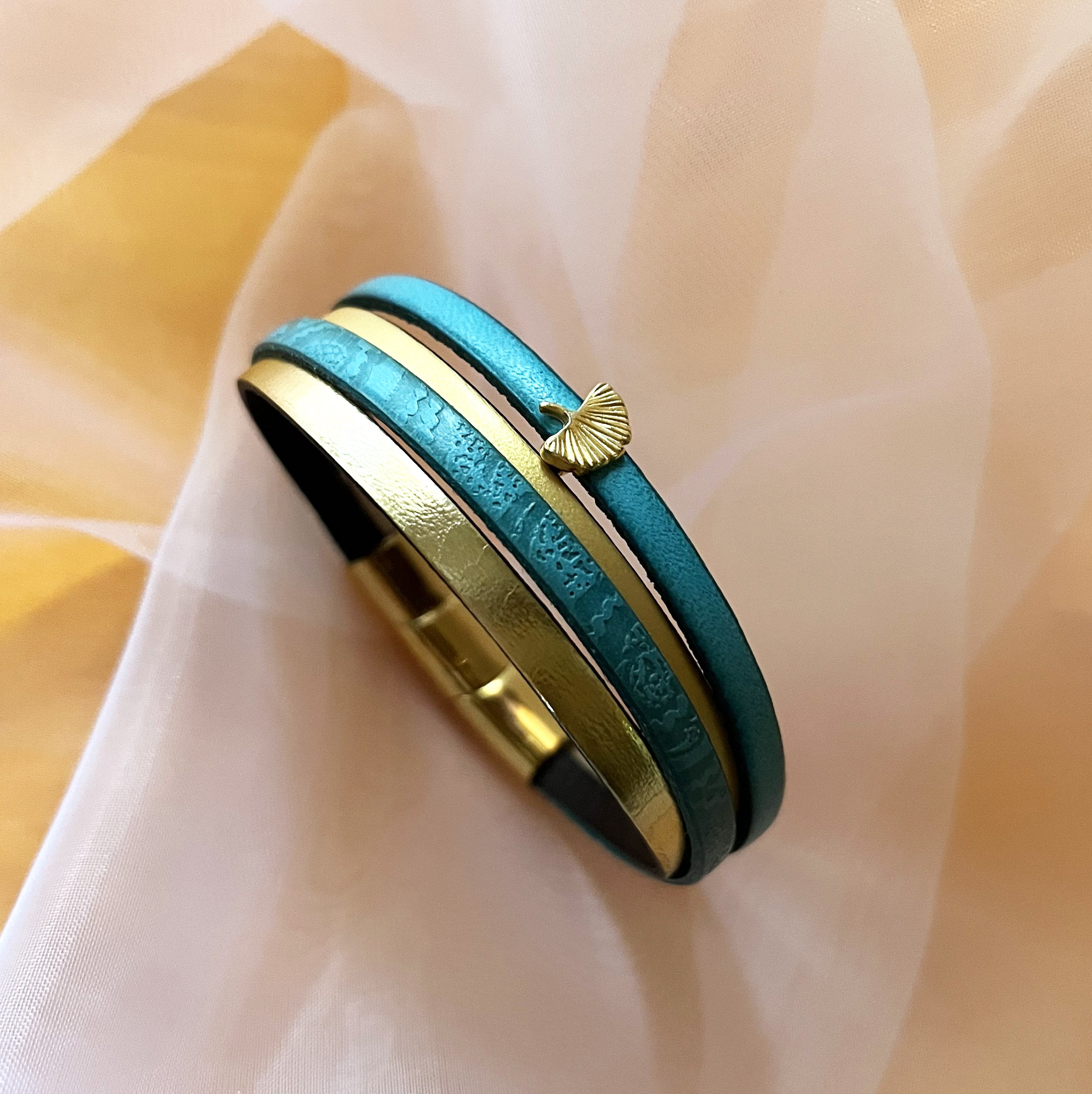 Bracelet manchette femme aux 4 cuirs turquoises et dor&eacute;s au fermoir &agrave; extension