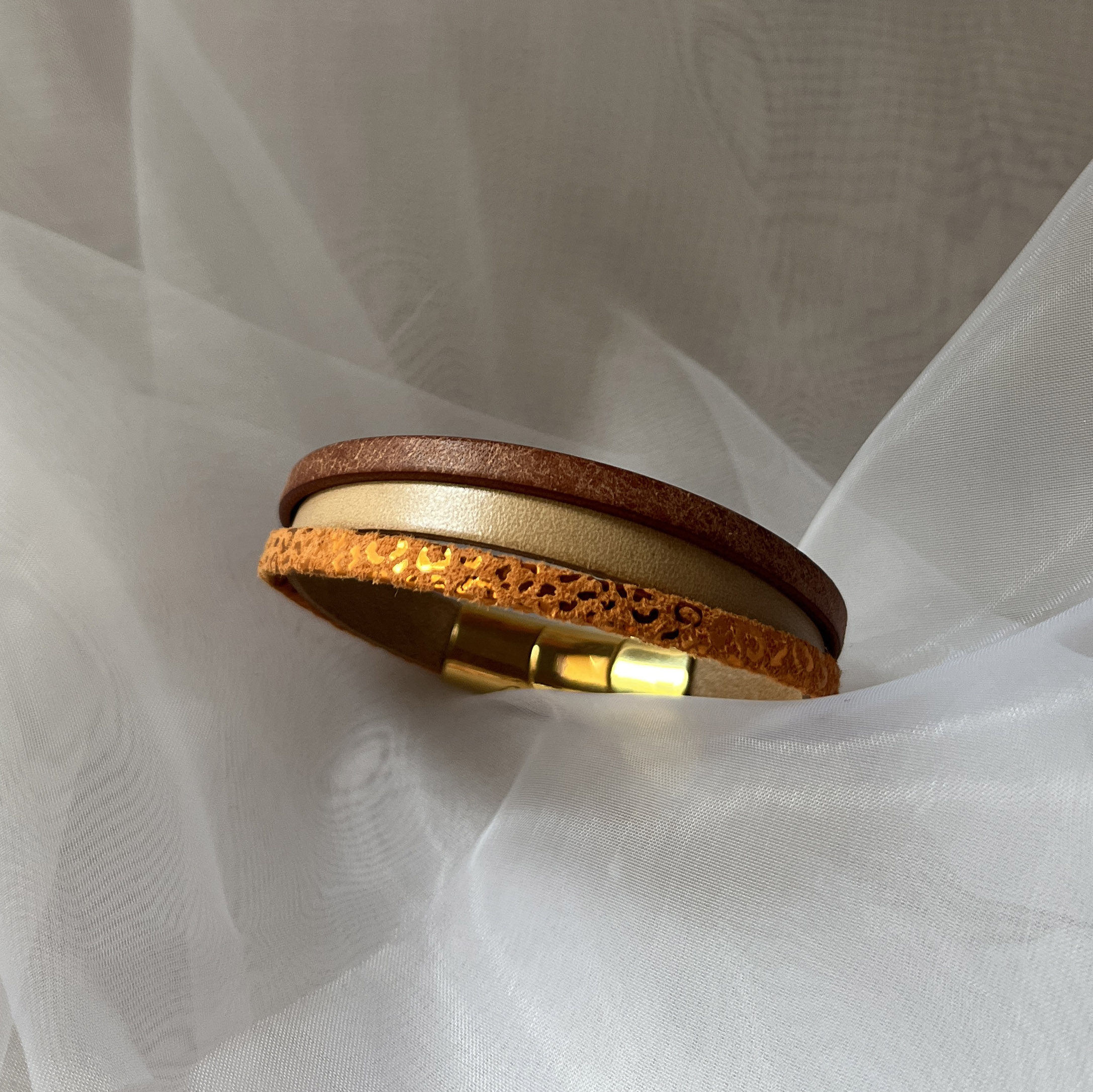 Bracelet manchette femme aux 3 cuirs Orange, beige et dor&eacute;