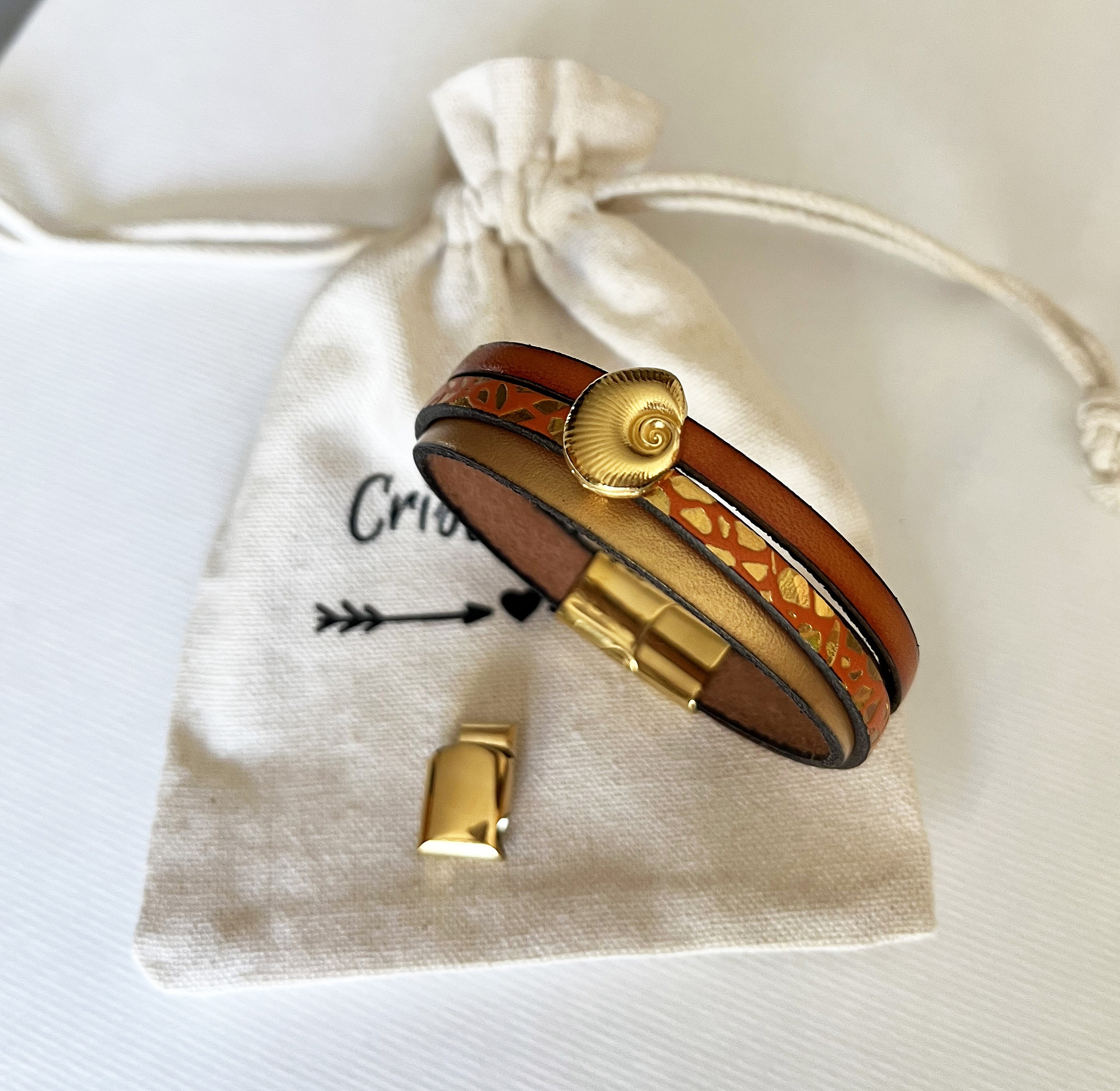 Pulsera brazalete de oro para mujer Oro y concha naranja