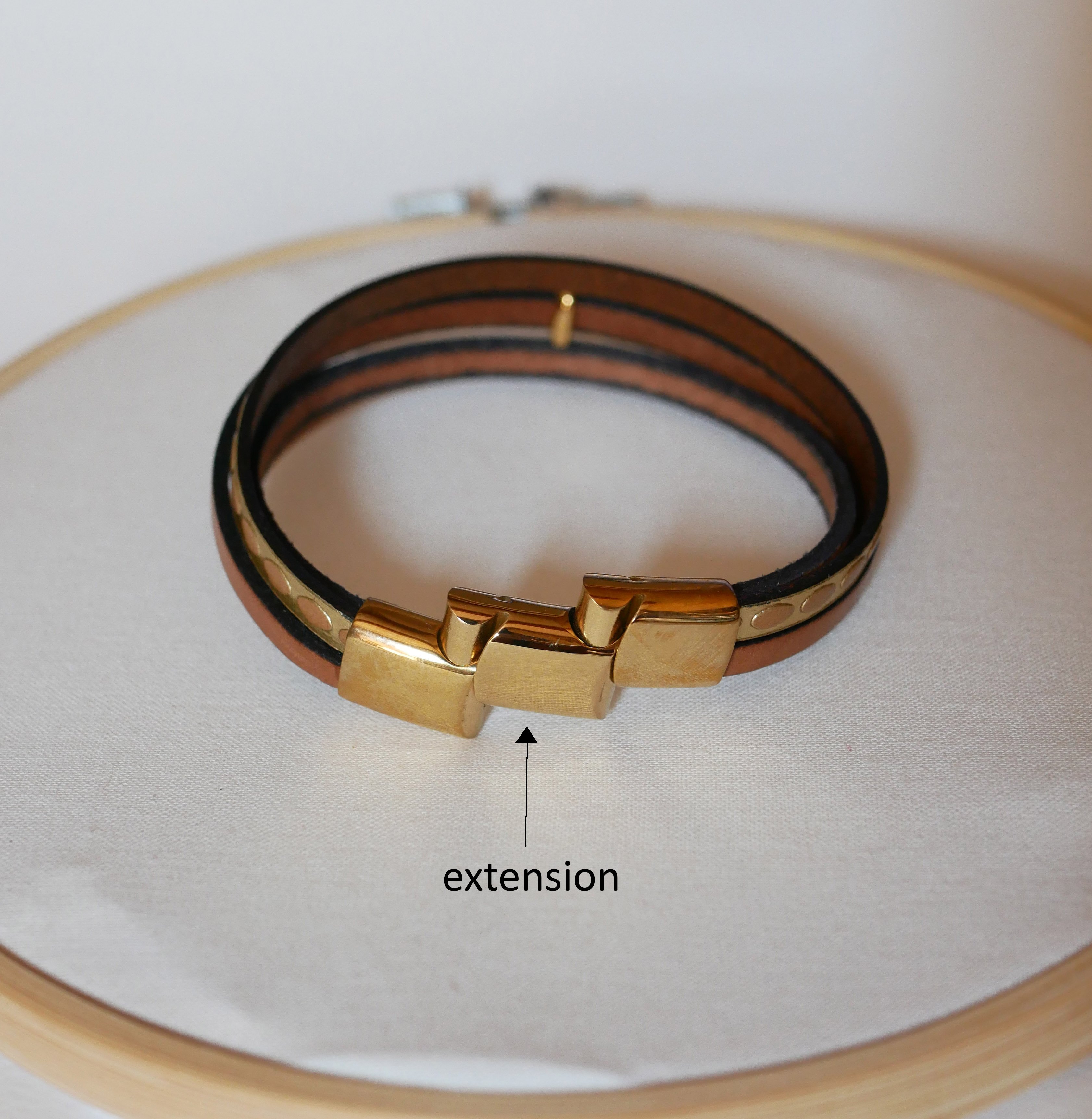 Pulsera brazalete de cuero de eslabones m&uacute;ltiples con lazo de sol dorado