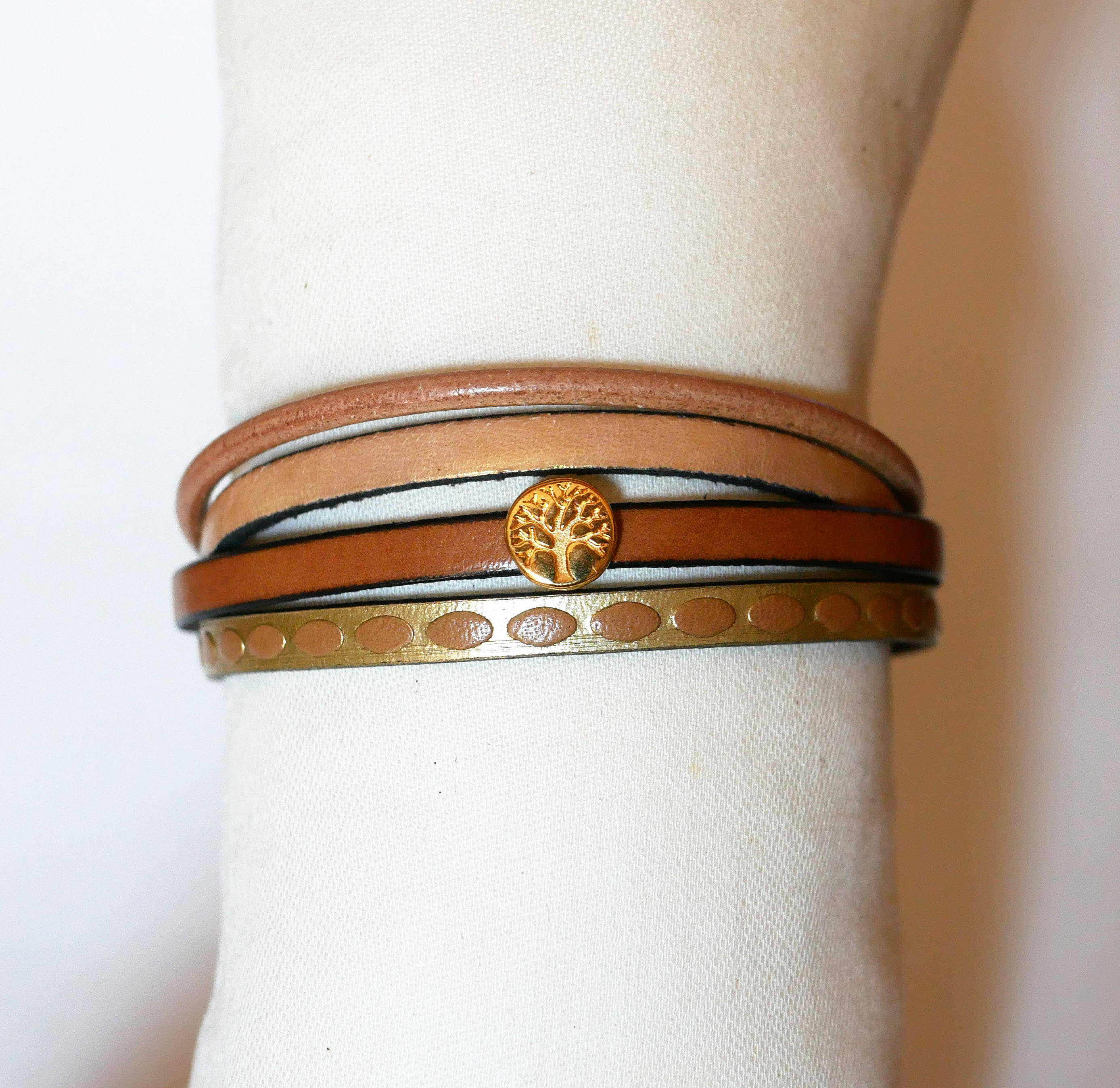 Pulsera puño de oro para mujer con cabujón mini árbol de la vida