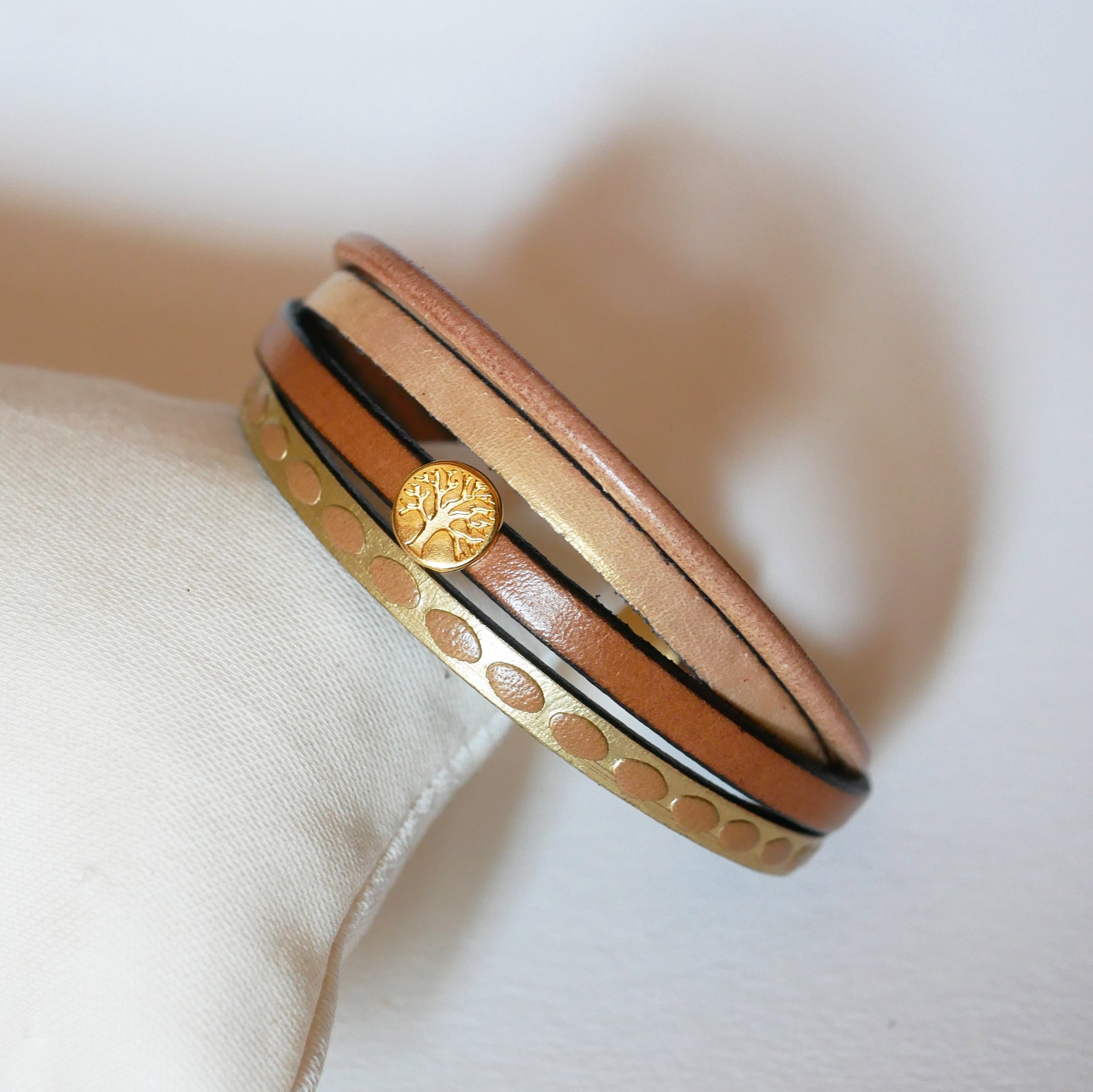 Pulsera puño de oro para mujer con cabujón mini árbol de la vida