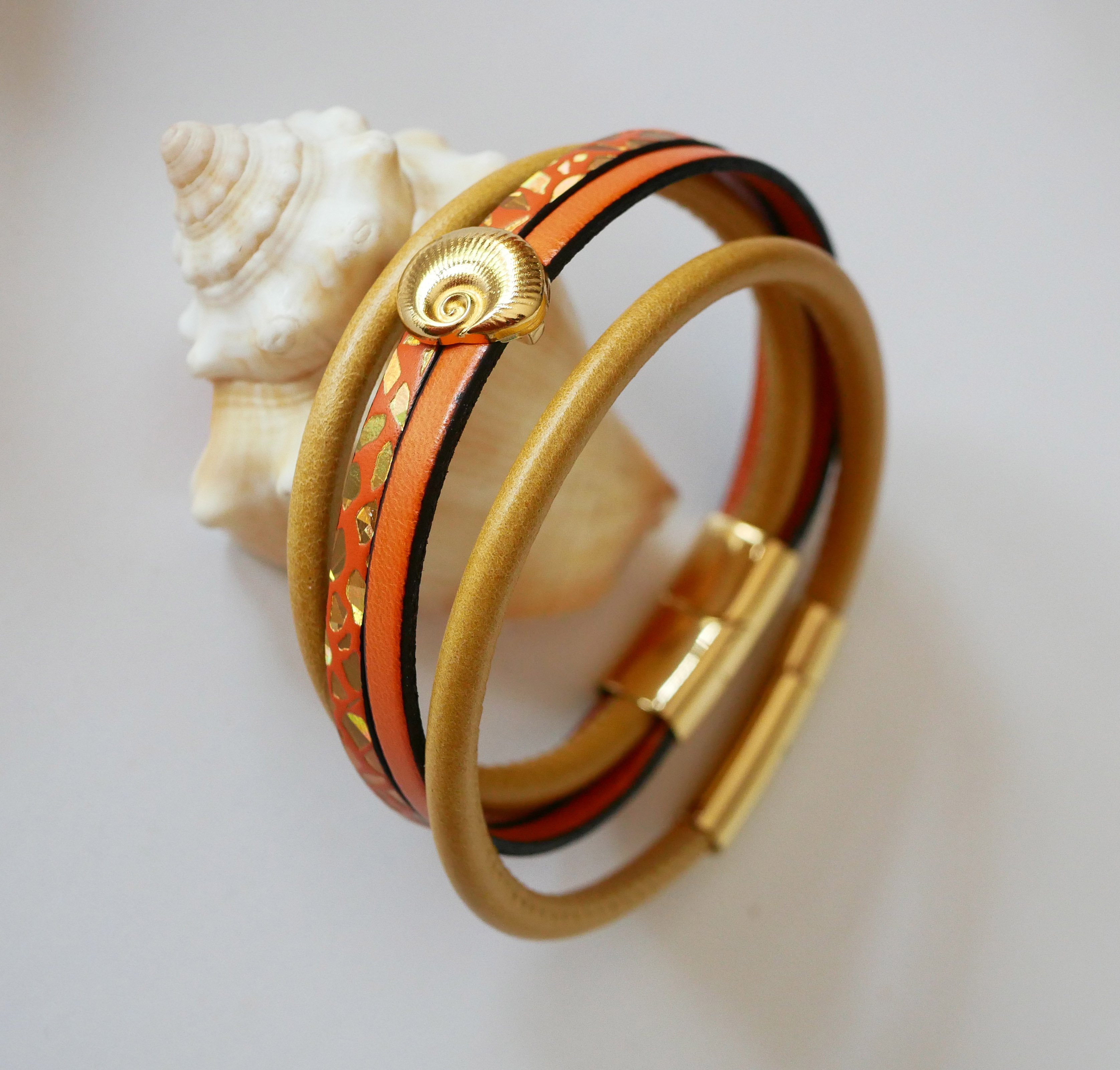 Pulsera brazalete de oro para mujer Oro y concha naranja