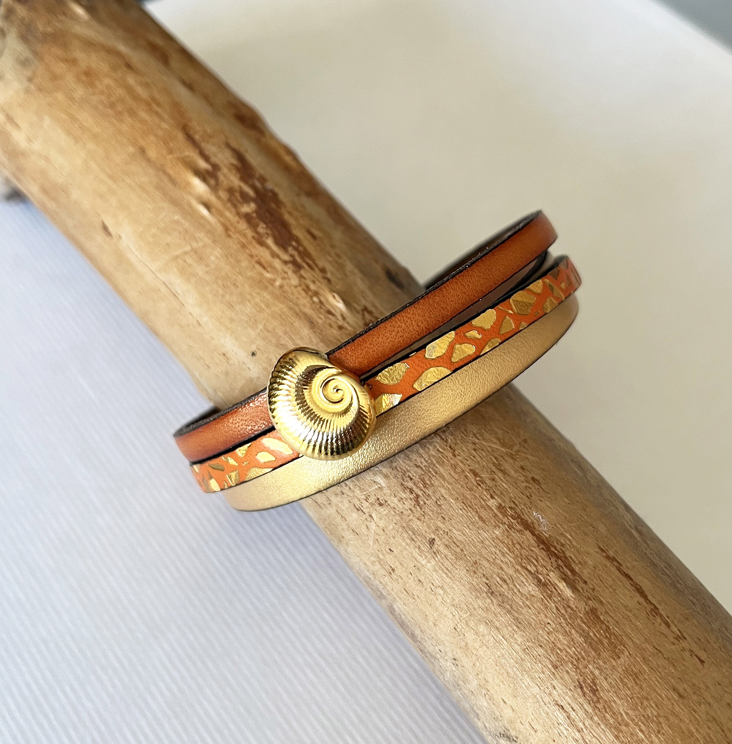 Pulsera brazalete de oro para mujer Oro y concha naranja