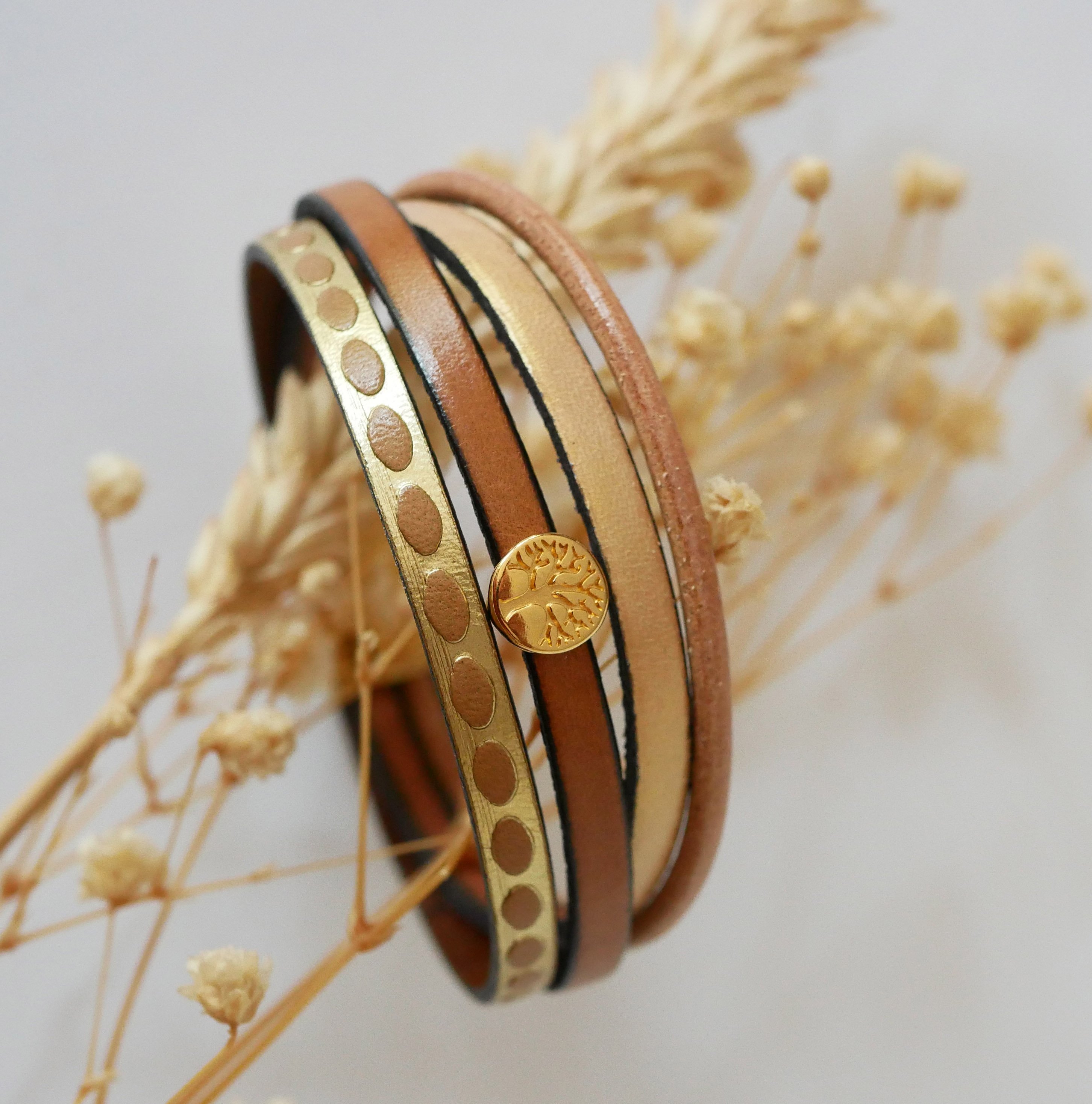 Pulsera pu&ntilde;o de oro para mujer con cabuj&oacute;n mini &aacute;rbol de la vida
