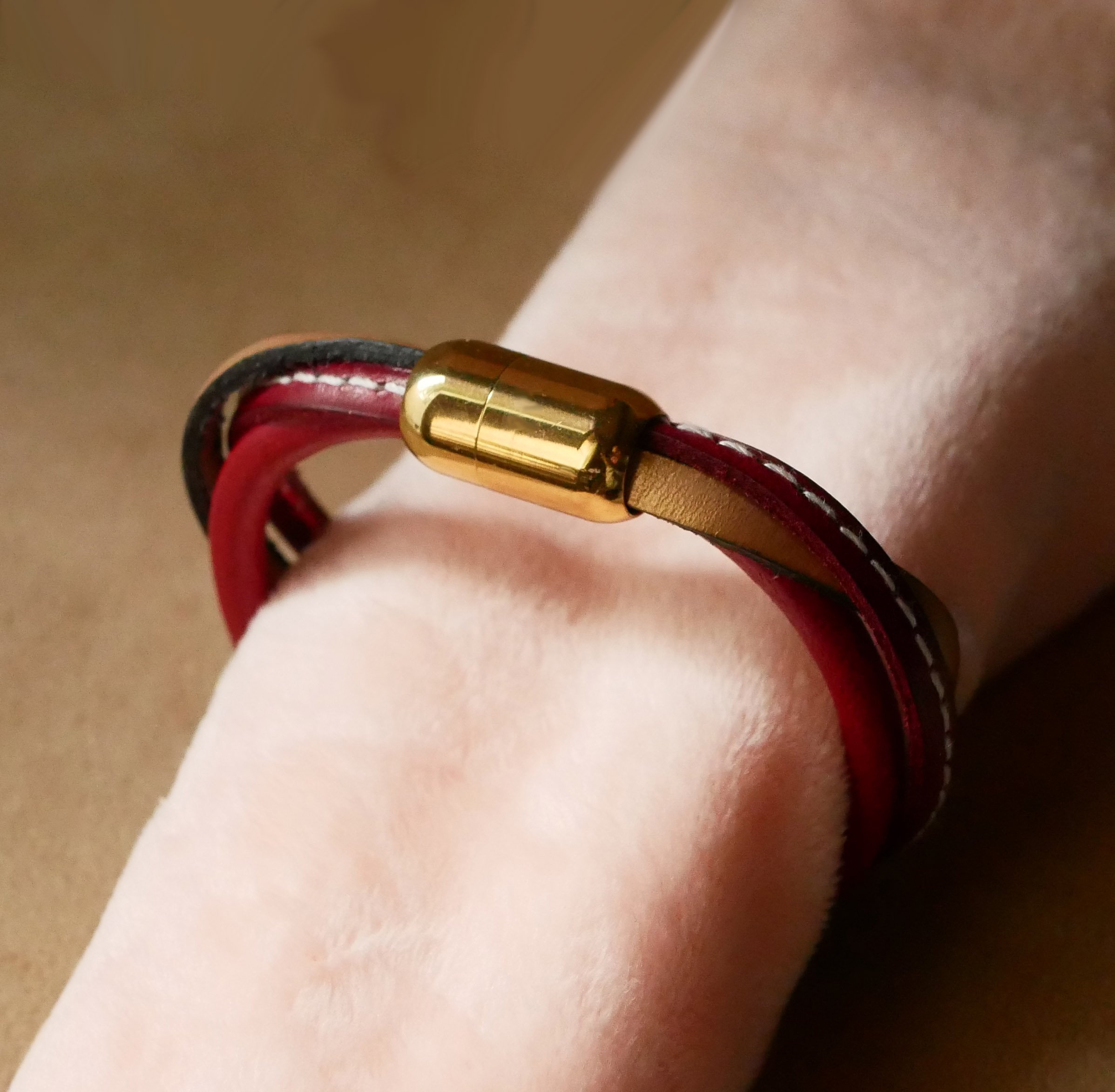 Pulsera brazalete de mujer en cuero rojo y dorado
