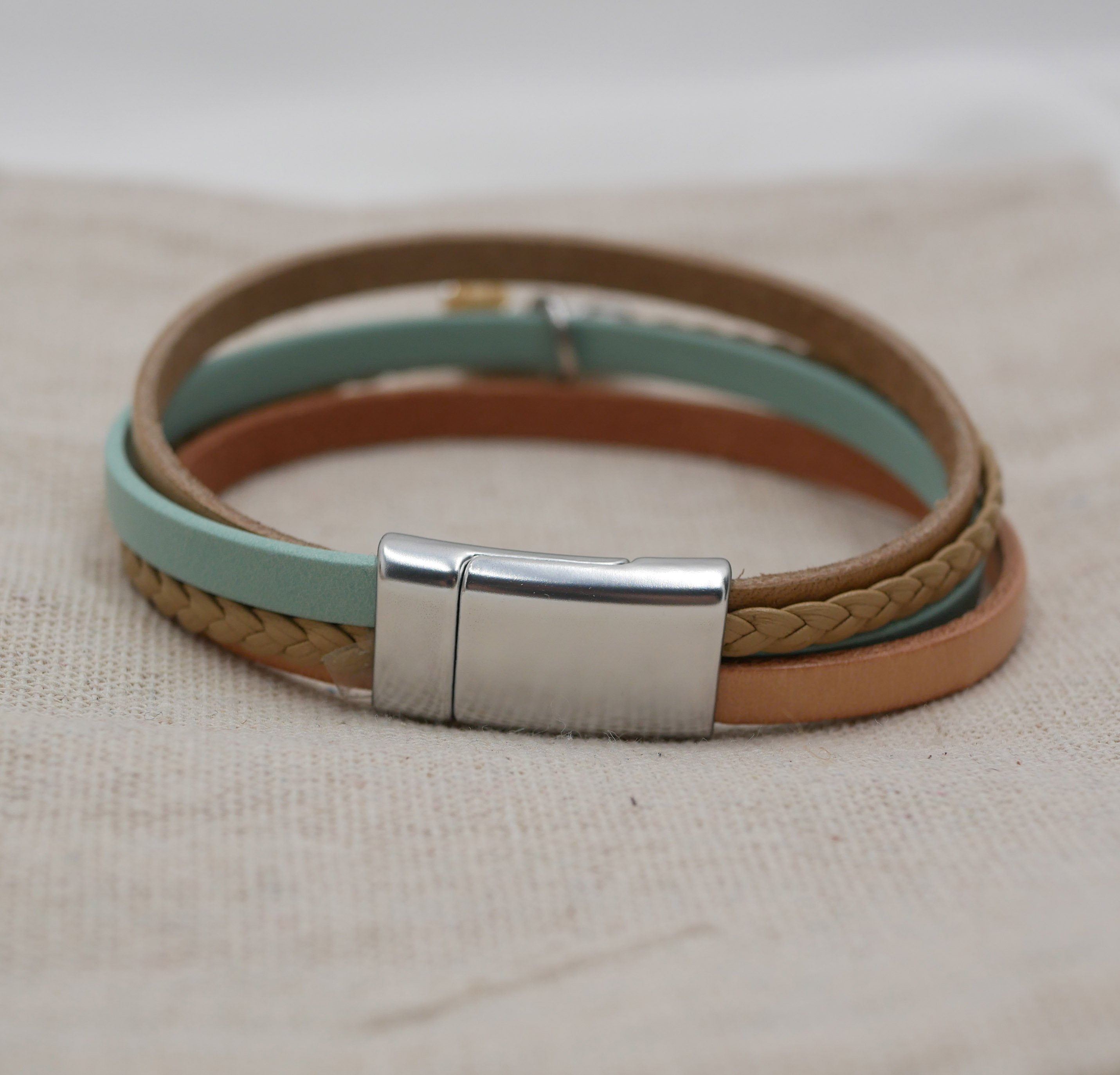 Pulsera brazalete de mujer de cuero m&uacute;ltiple Colgante beige arena a elegir