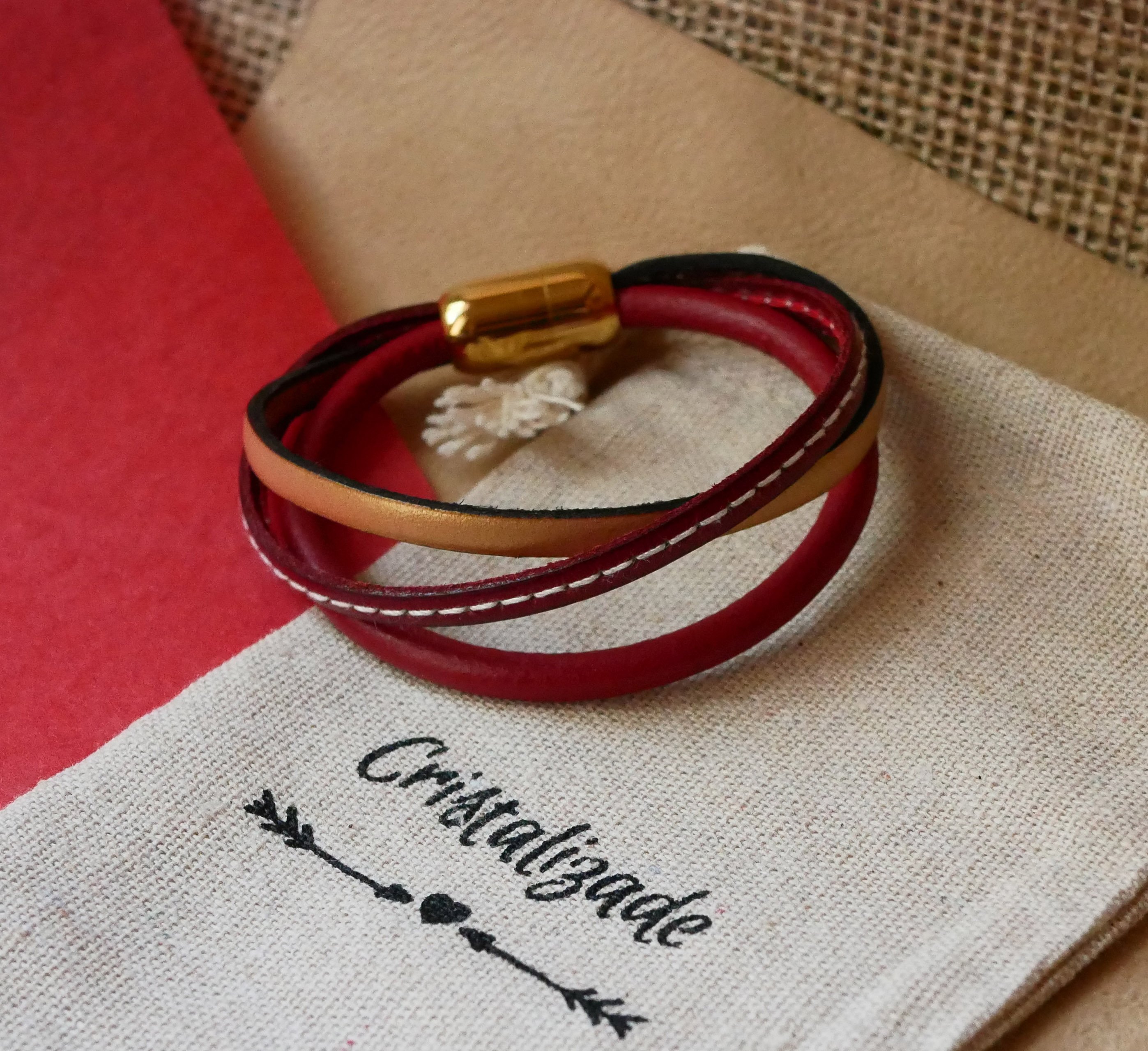 Pulsera brazalete de mujer en cuero rojo y dorado