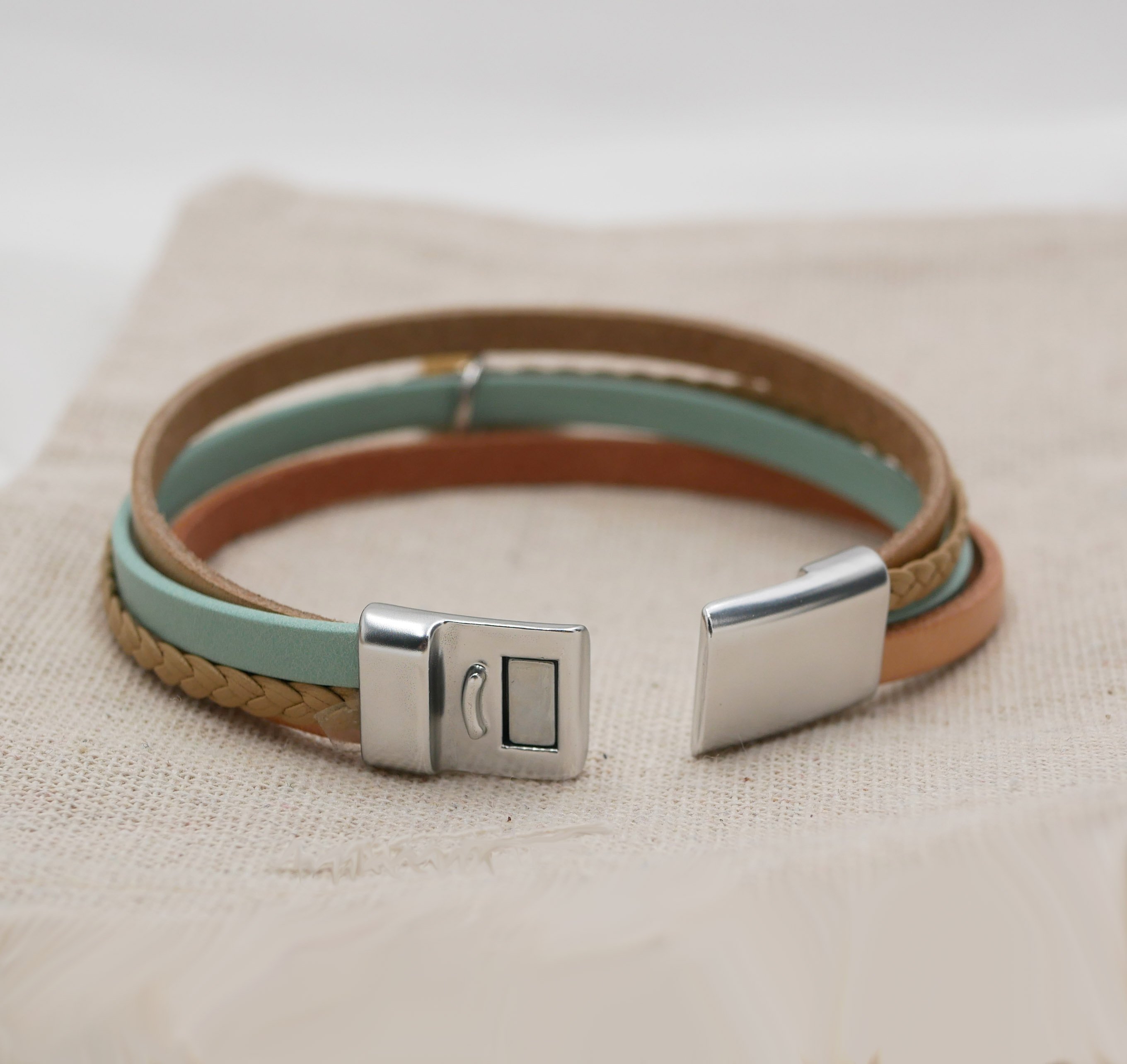 Pulsera brazalete de mujer de cuero m&uacute;ltiple Colgante beige arena a elegir