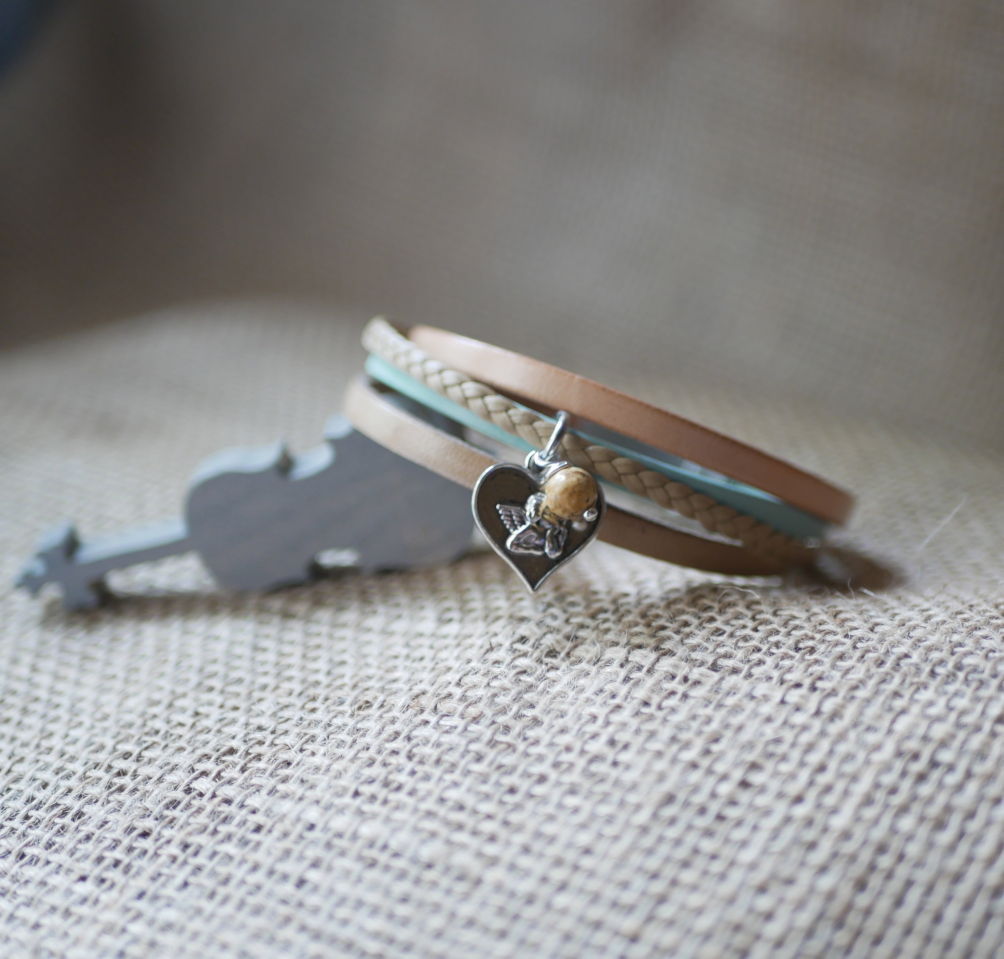 Pulsera brazalete de mujer de cuero m&uacute;ltiple Colgante beige arena a elegir