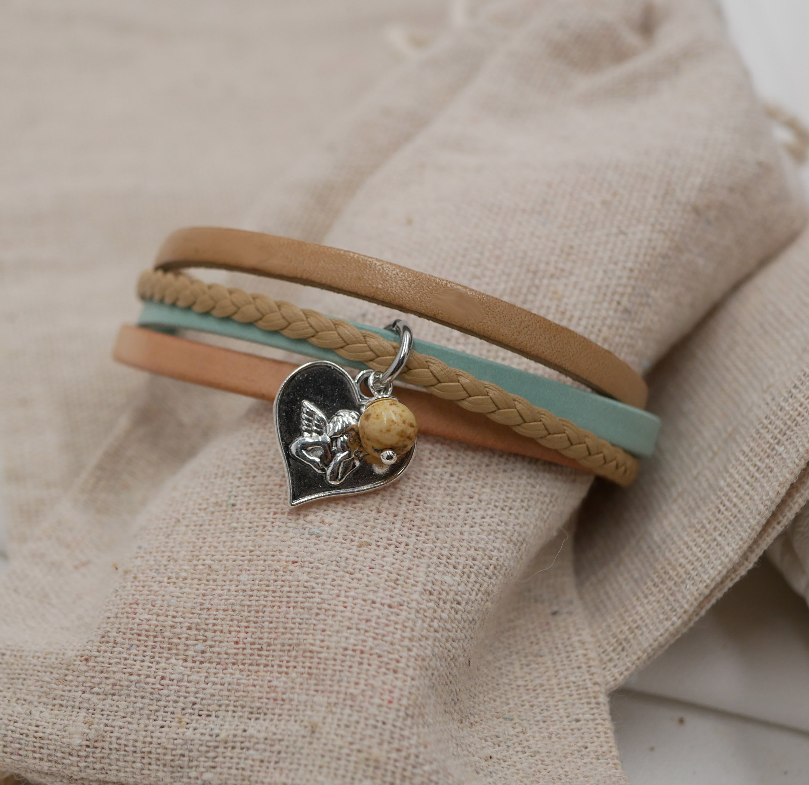 Pulsera brazalete de mujer de cuero m&uacute;ltiple Colgante beige arena a elegir