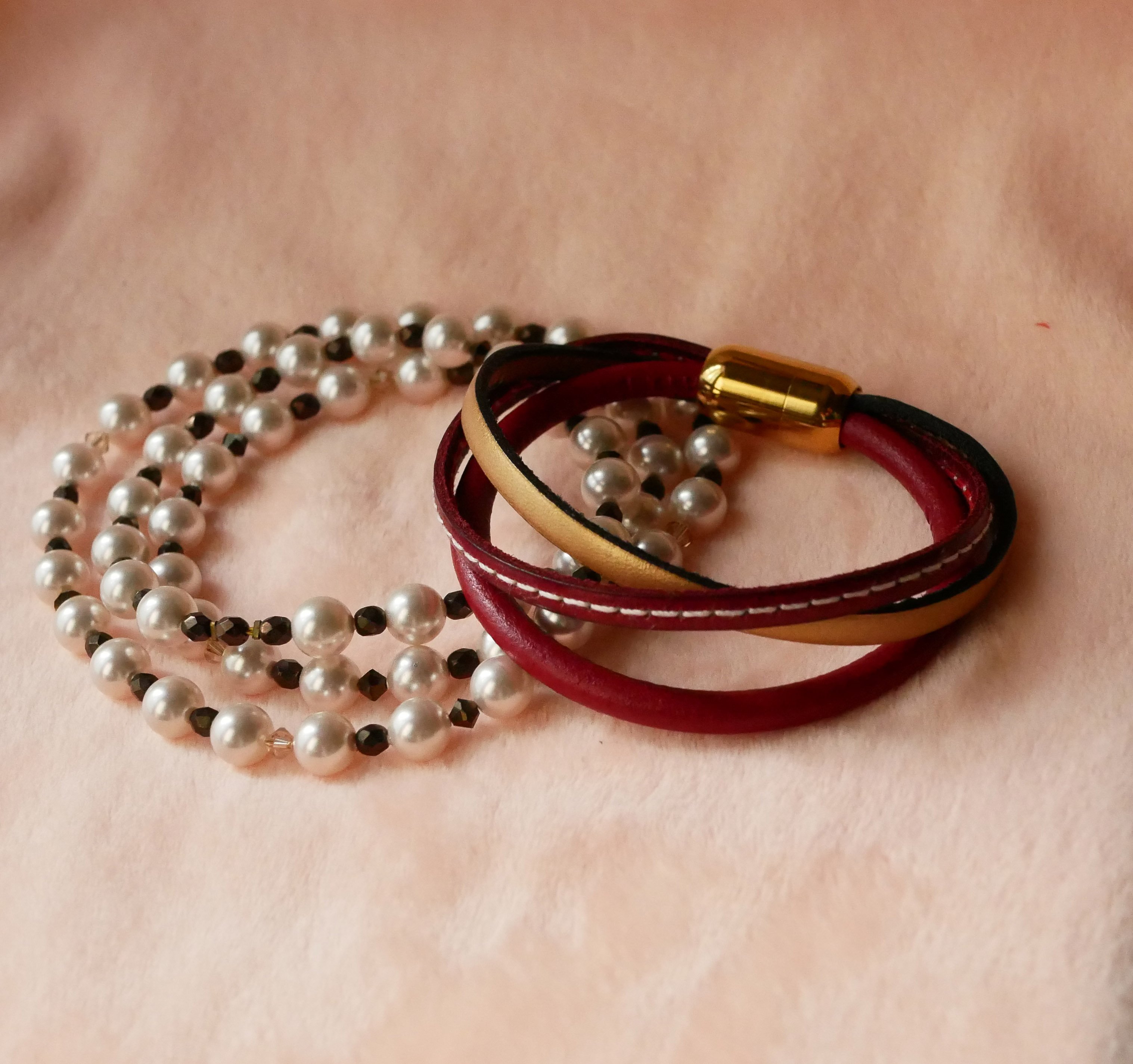Pulsera brazalete de mujer en cuero rojo y dorado