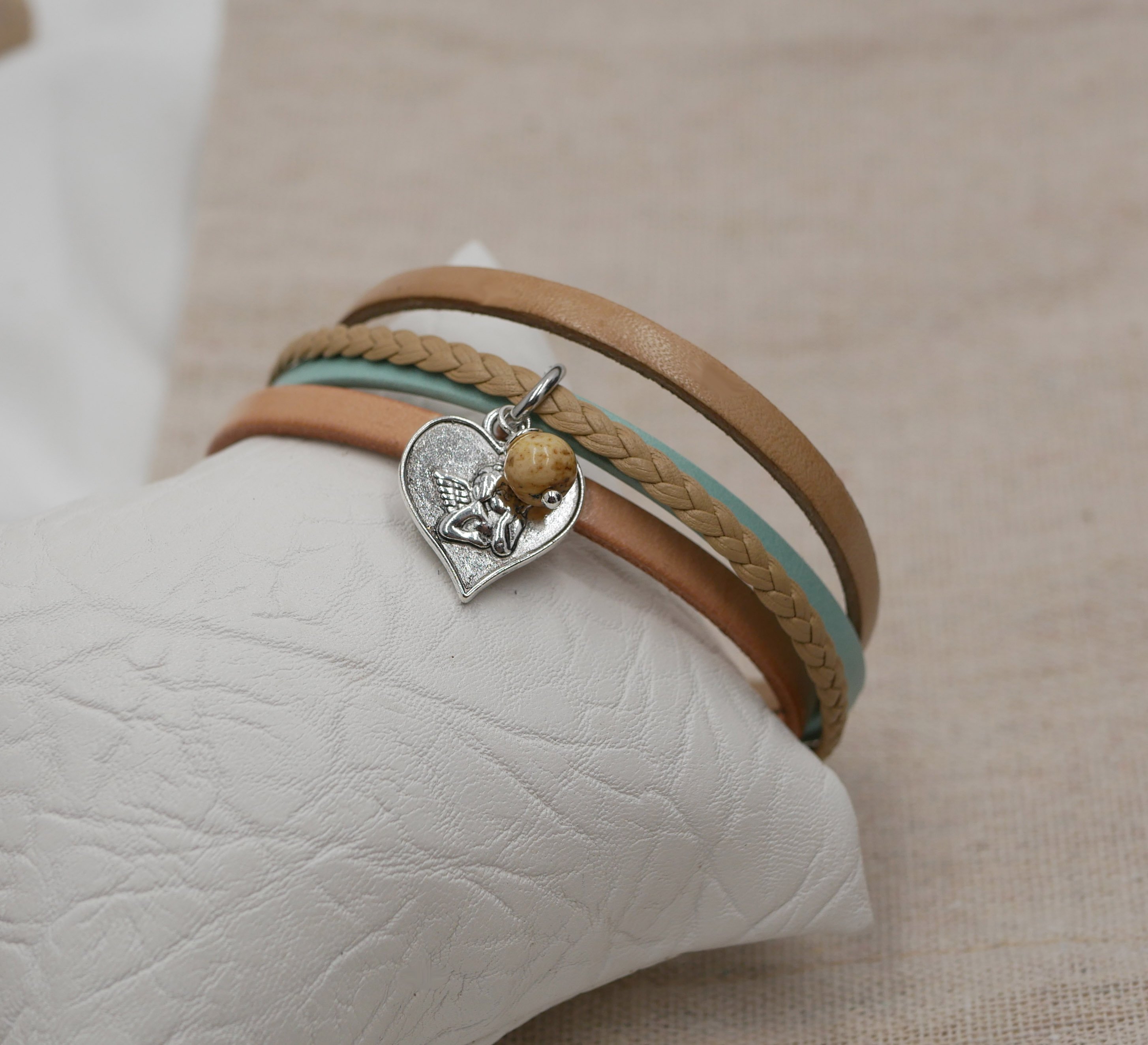 Pulsera brazalete de mujer de cuero m&uacute;ltiple Colgante beige arena a elegir