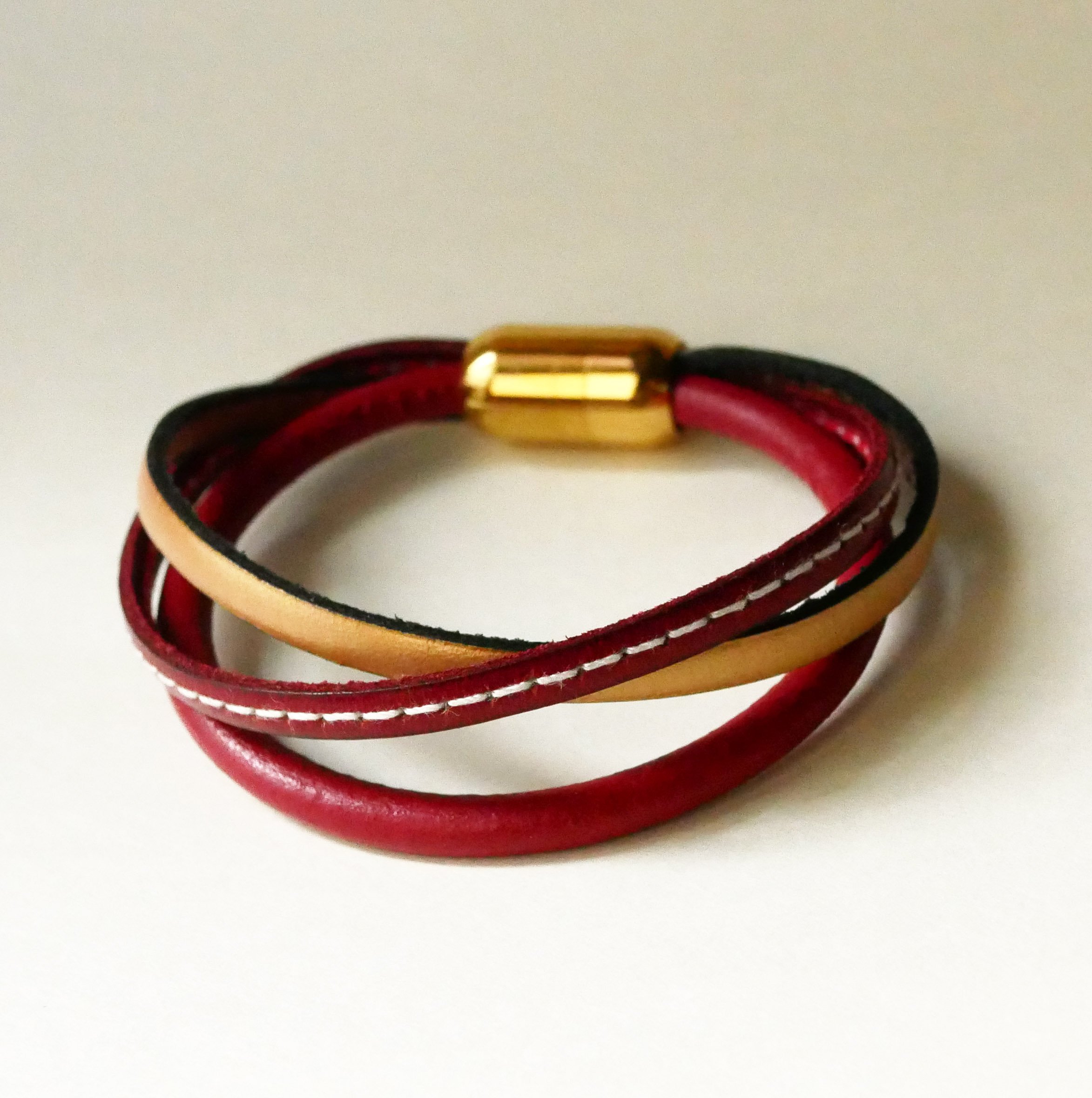 Pulsera brazalete de mujer en cuero rojo y dorado