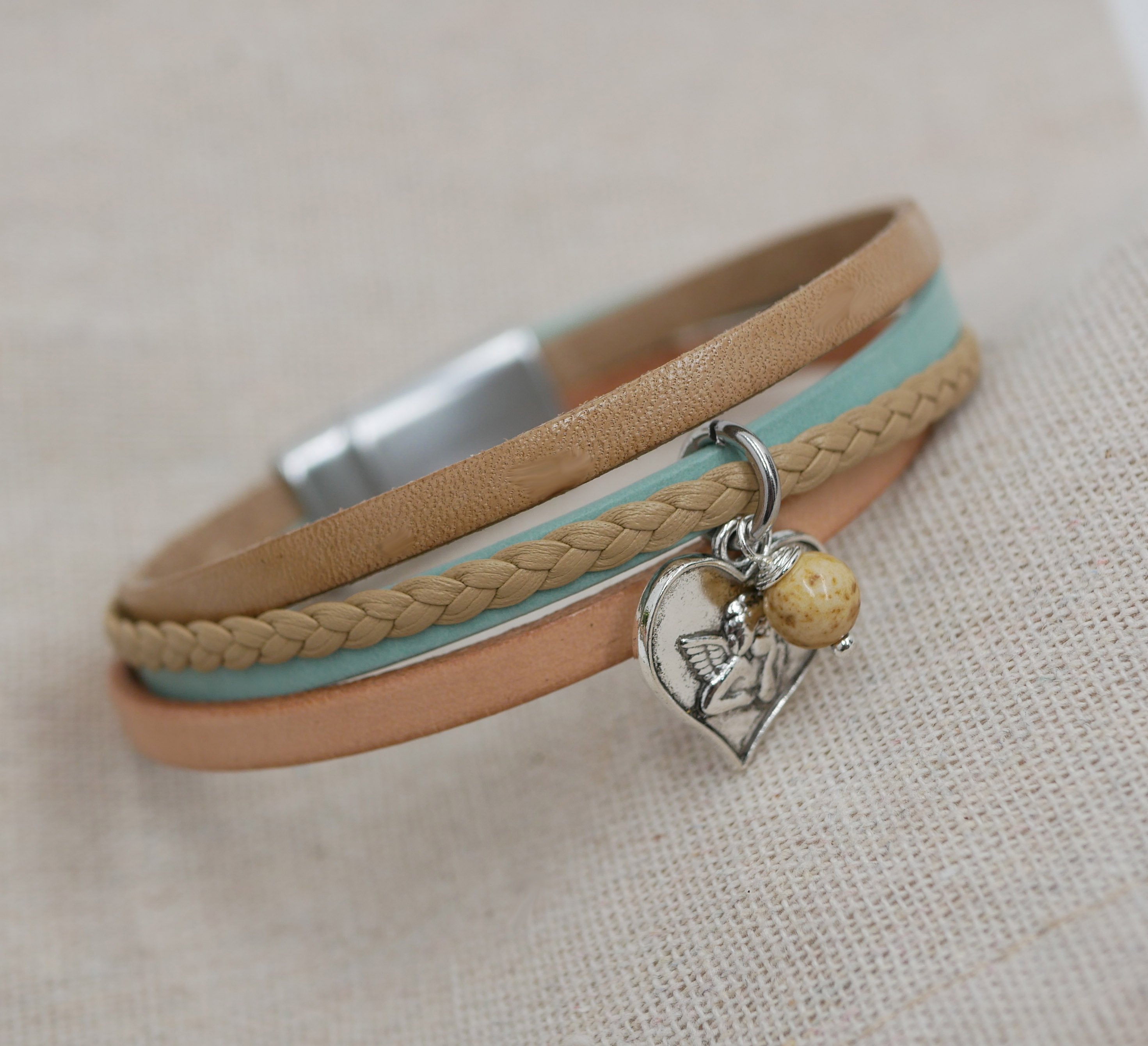 Pulsera brazalete de mujer de cuero m&uacute;ltiple Colgante beige arena a elegir