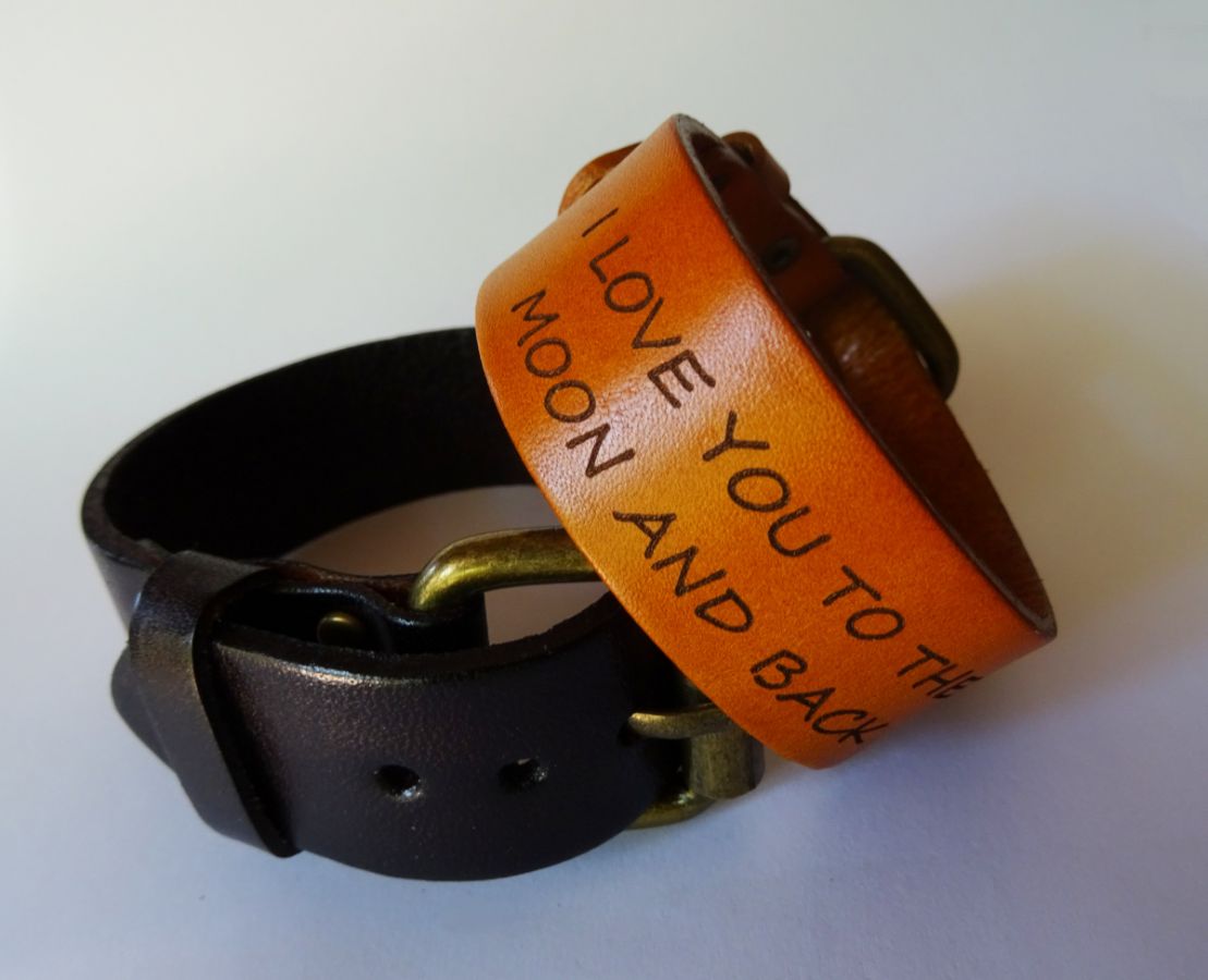 Bracelet manchette homme en cuir gravé
