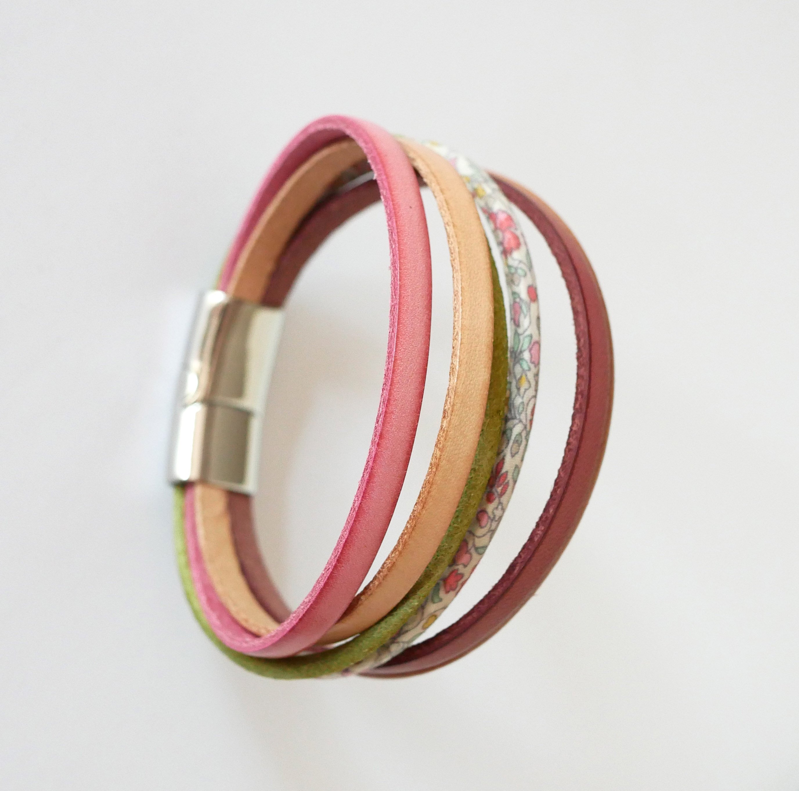 Pulsera de cuero en tonos pastel y cord&oacute;n floral Liberty