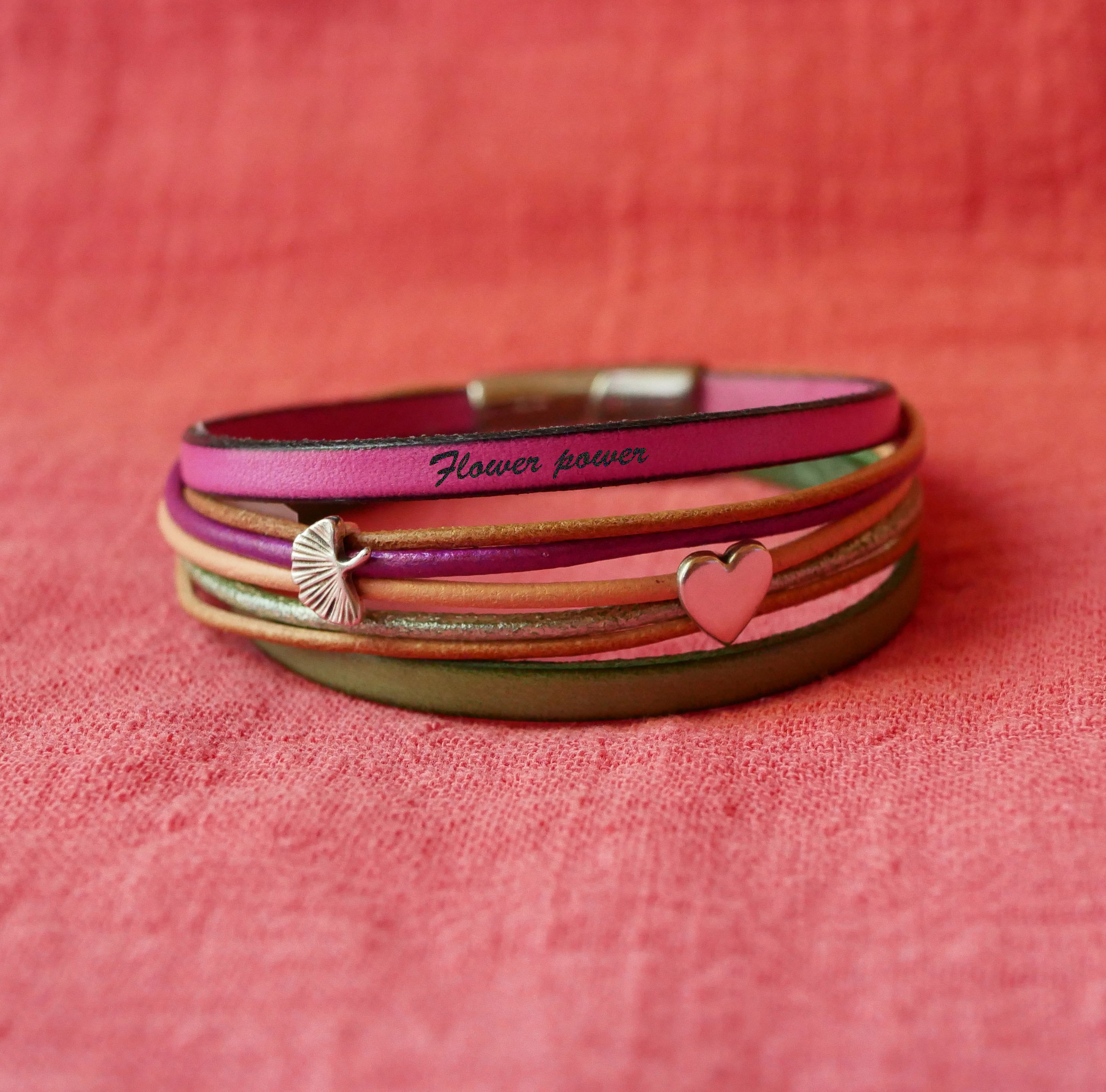 Pulsera brazalete de cuero fucsia con 2 trabillas plateadas
