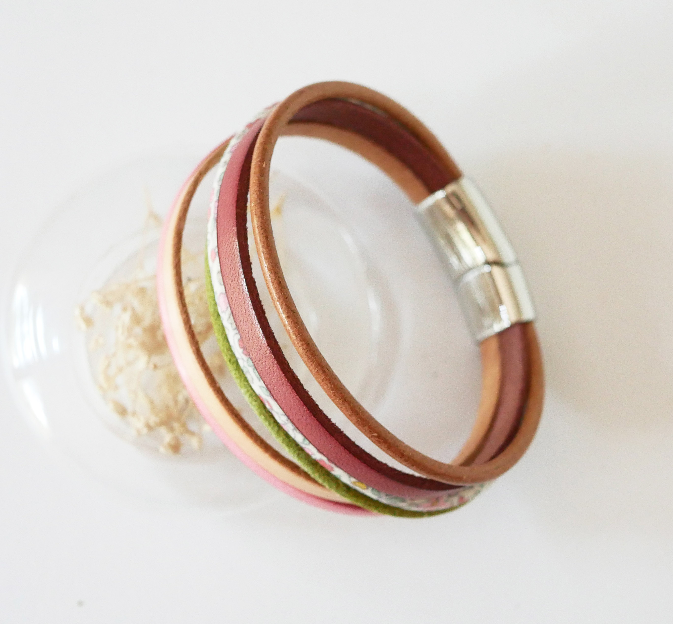 Bracelet manchette multi-cordons cuirs pastels et cordon Liberty fleuri