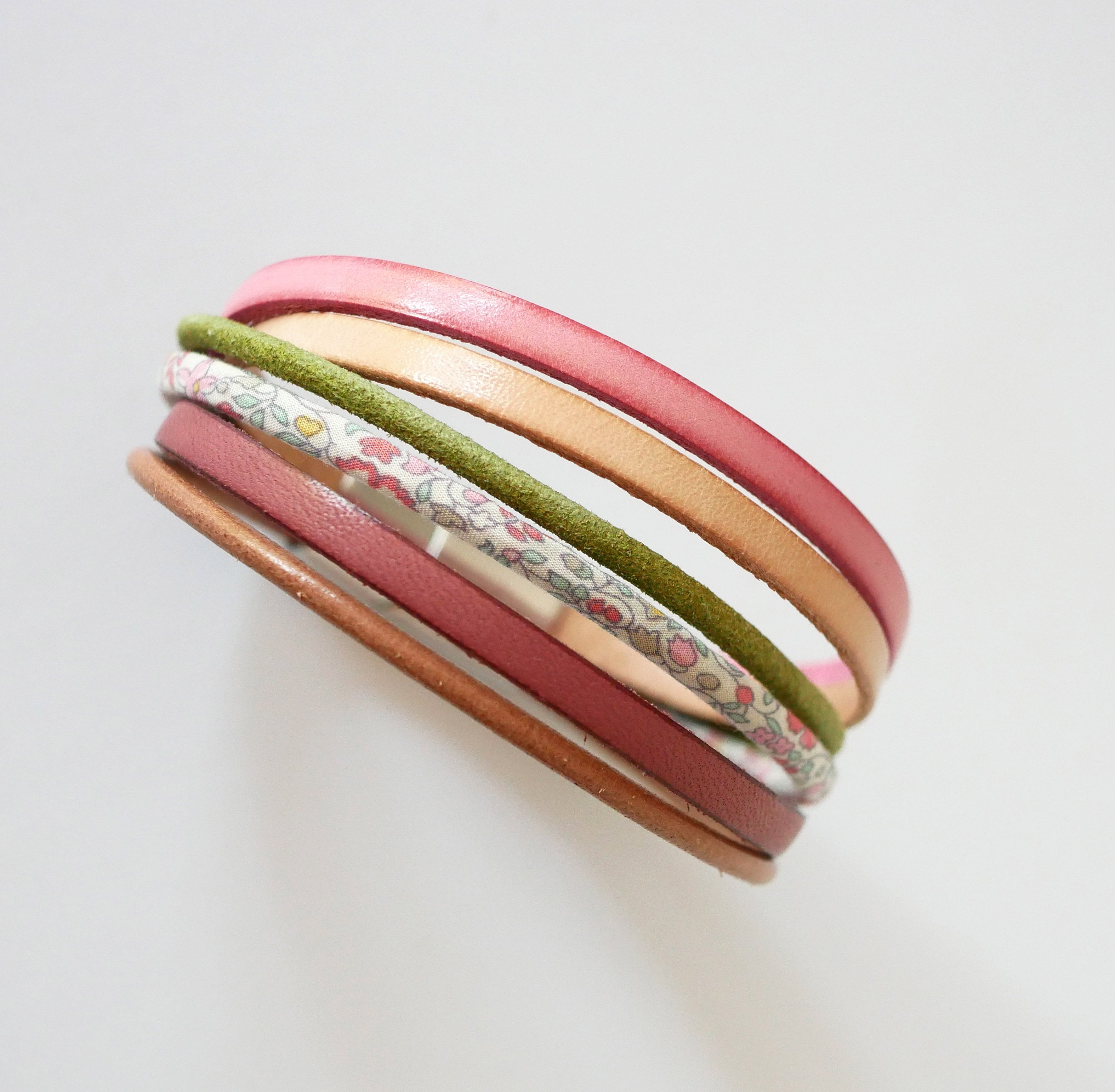 Pulsera de cuero en tonos pastel y cord&oacute;n floral Liberty