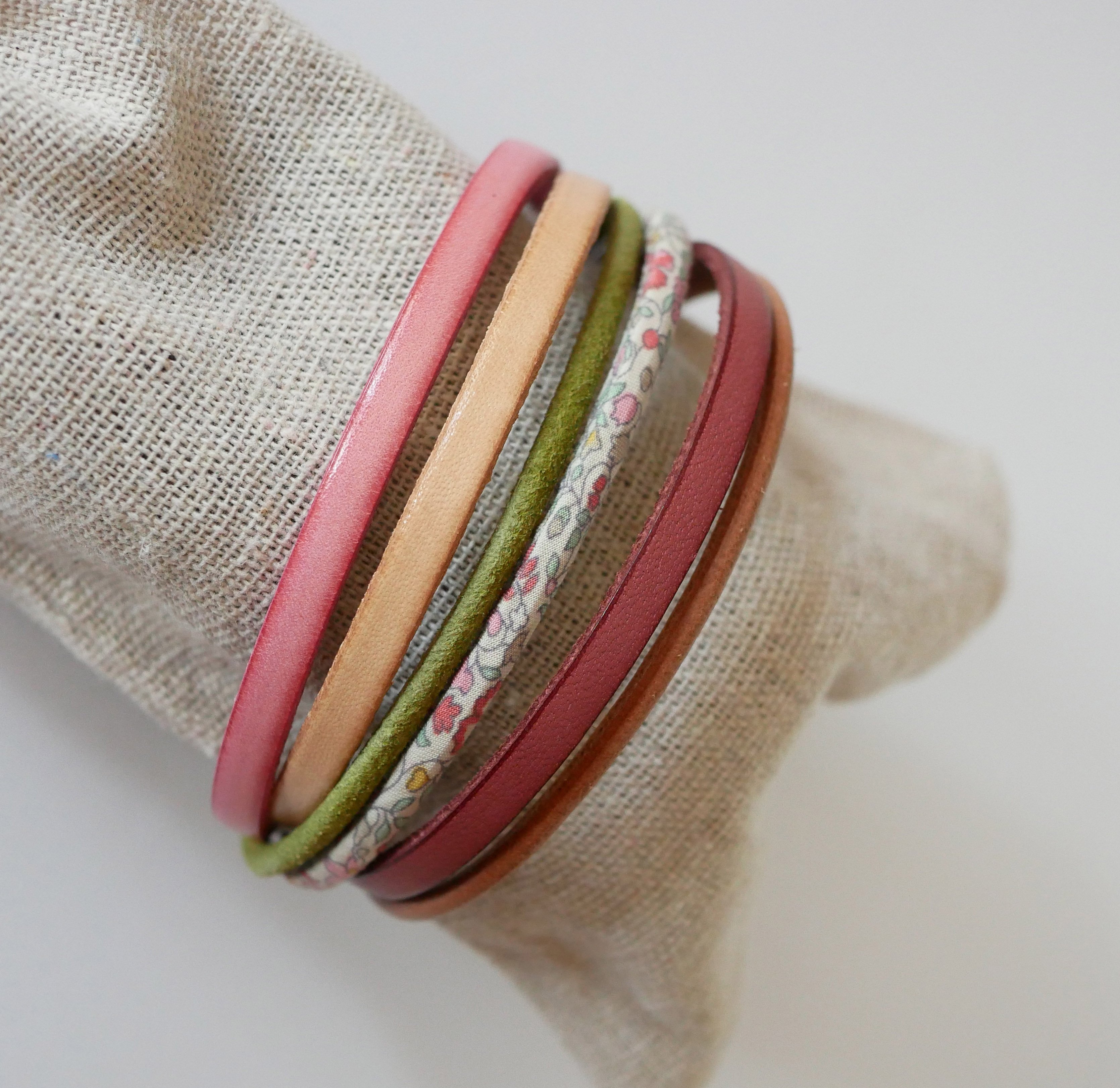 Pulsera de cuero en tonos pastel y cord&oacute;n floral Liberty