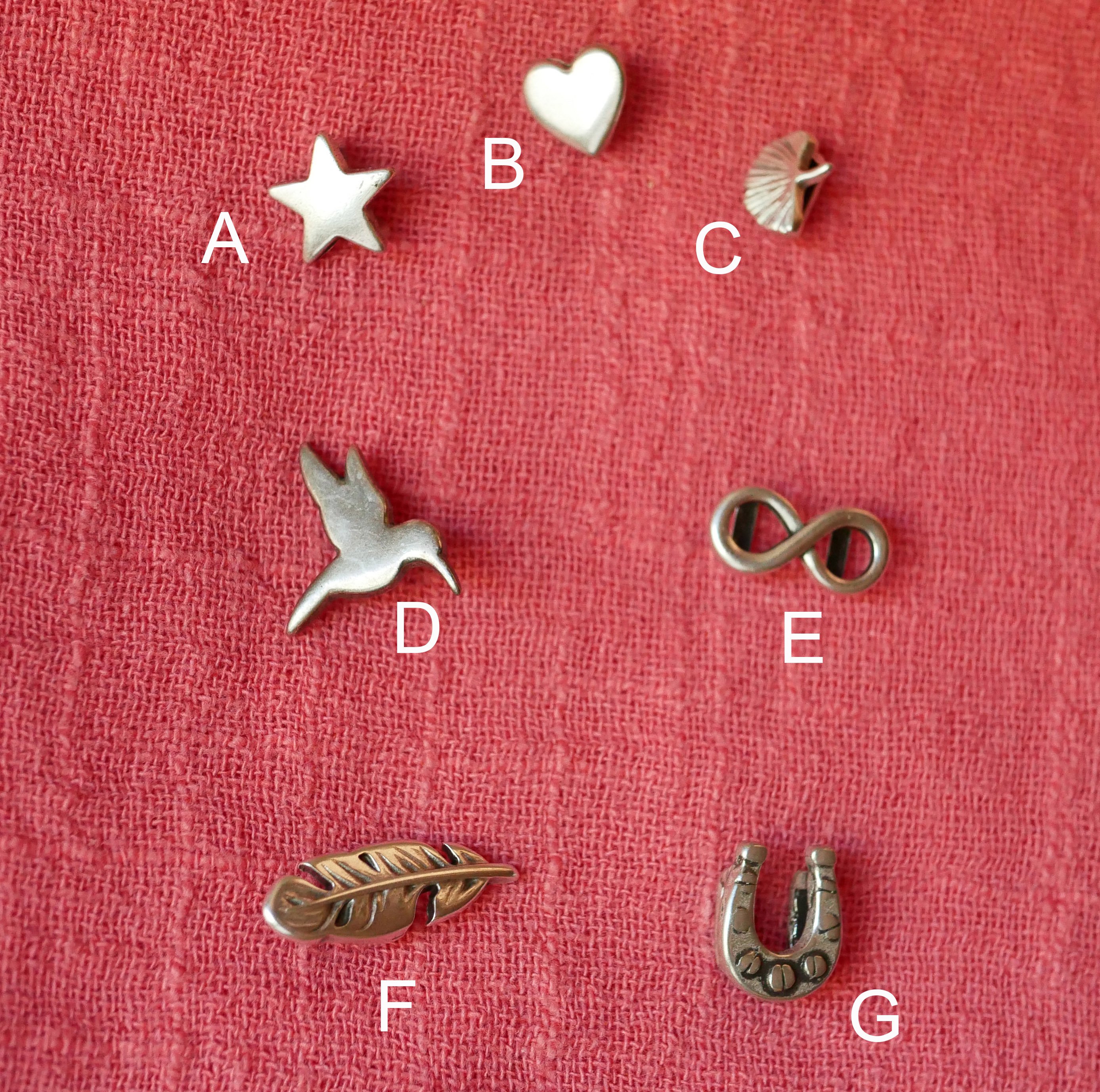 Pulsera brazalete de cuero fucsia con 2 trabillas plateadas